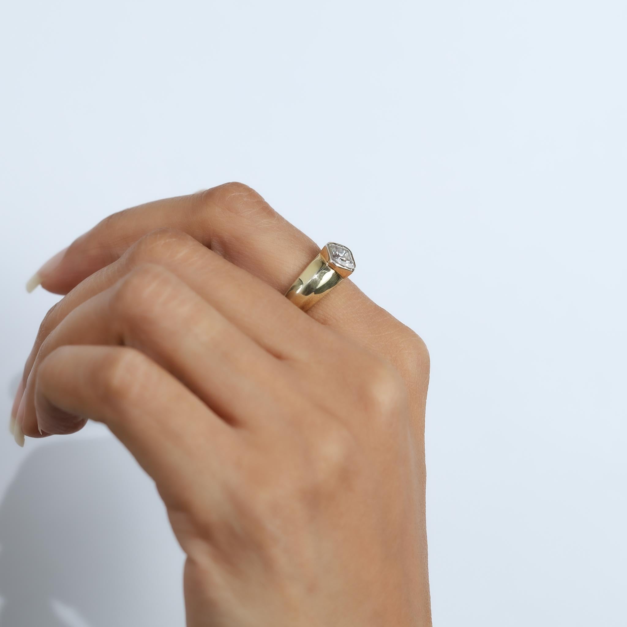 Informe GIA Certificado 1,5 Quilates Diamante talla Asscher en Anillo de Oro de 18k en venta 6