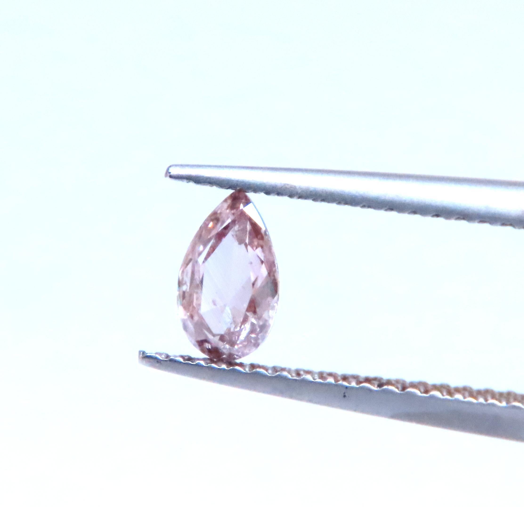 Diamante natural suelto de .15ct certificado por GIA
Fancy Rosa Intenso Morado Parejo
4.00 x 2.69 x 1.88 mm
Informe # 2235404915
Declarando I3 claridad