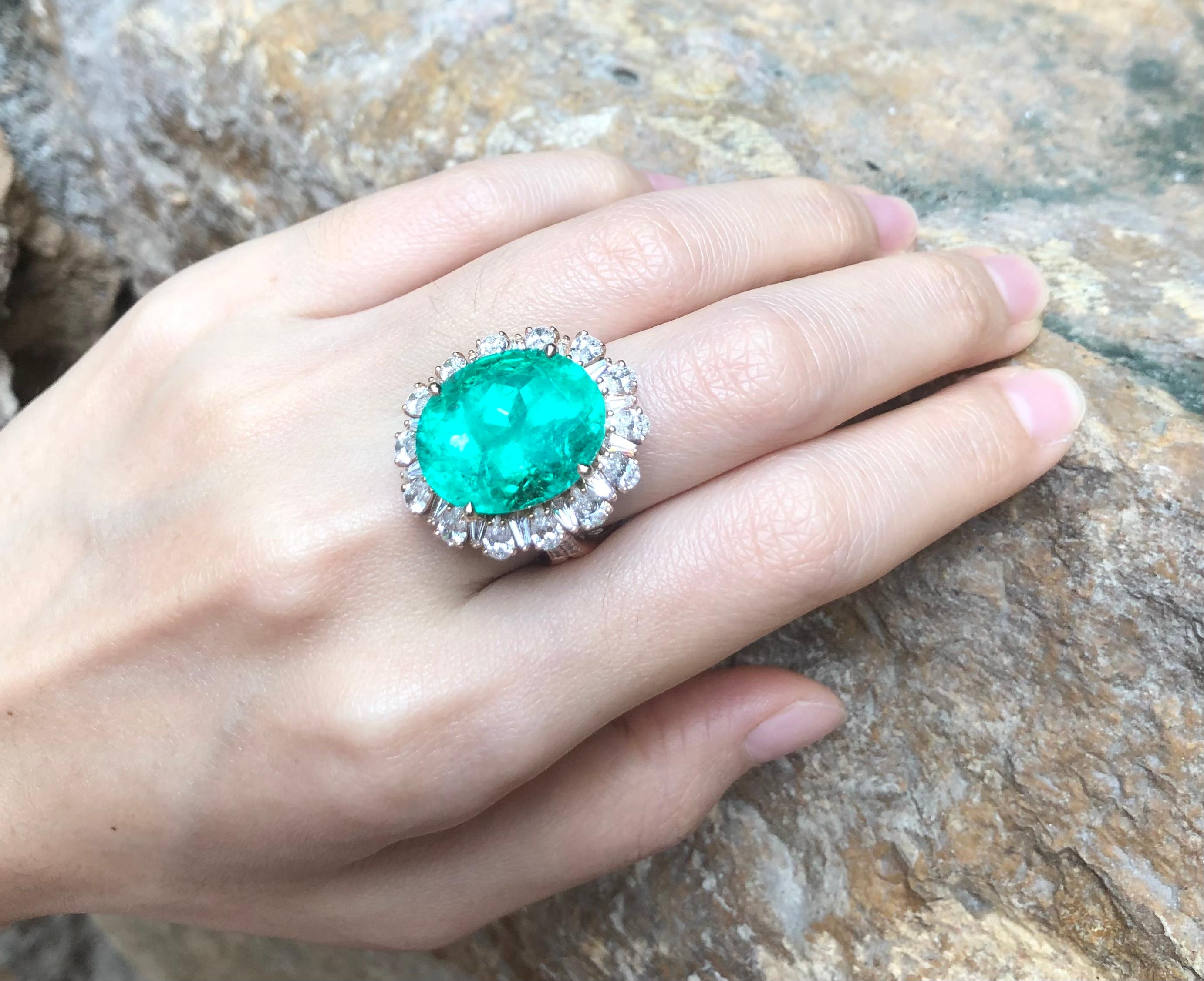 Contemporary GIA Certified 15cts Colombian Emerald with Diamond Ring Set in 18K Rose Gold For Sale