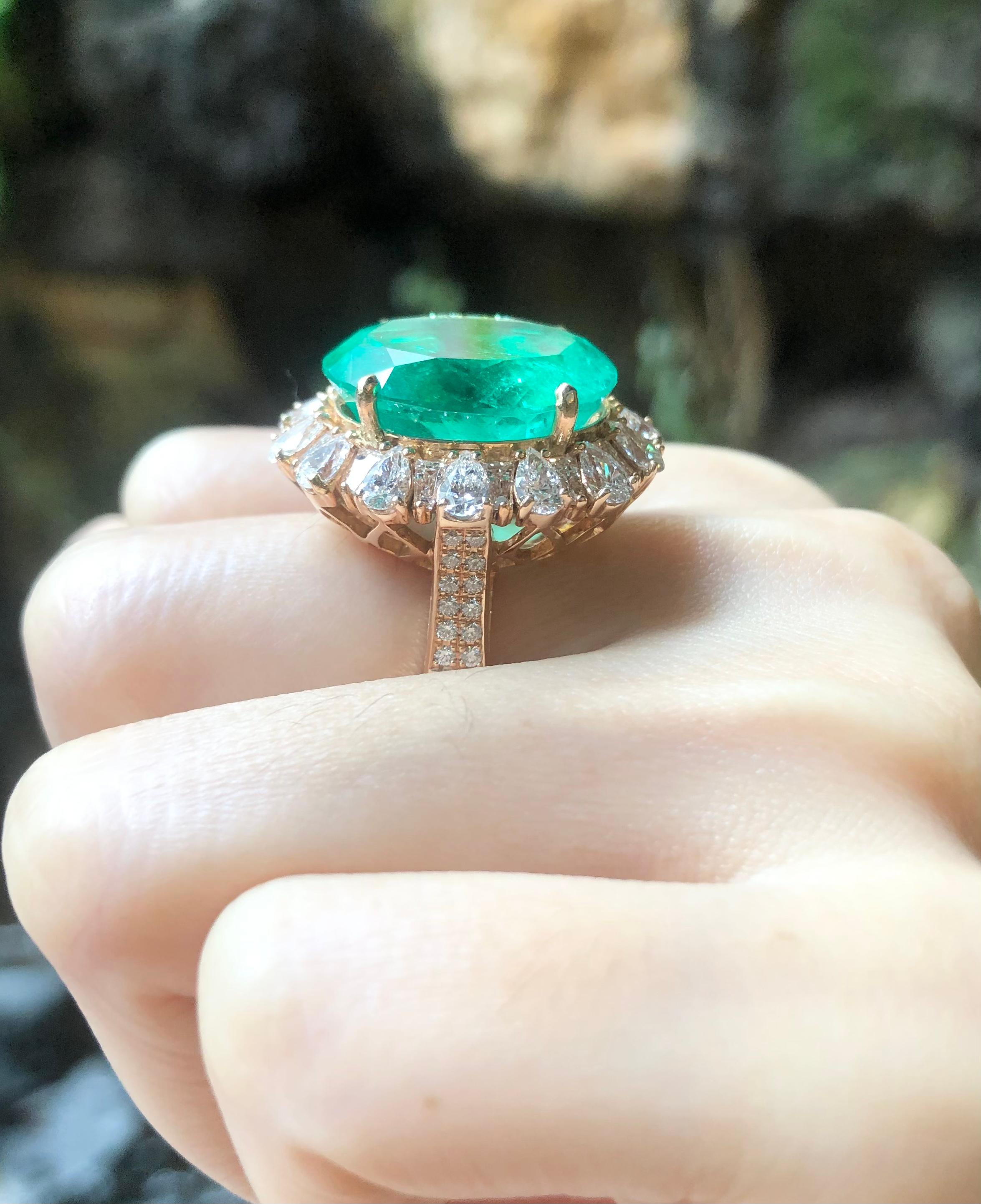 GIA Certified 15cts Colombian Emerald with Diamond Ring Set in 18K Rose Gold In New Condition For Sale In Bangkok, TH