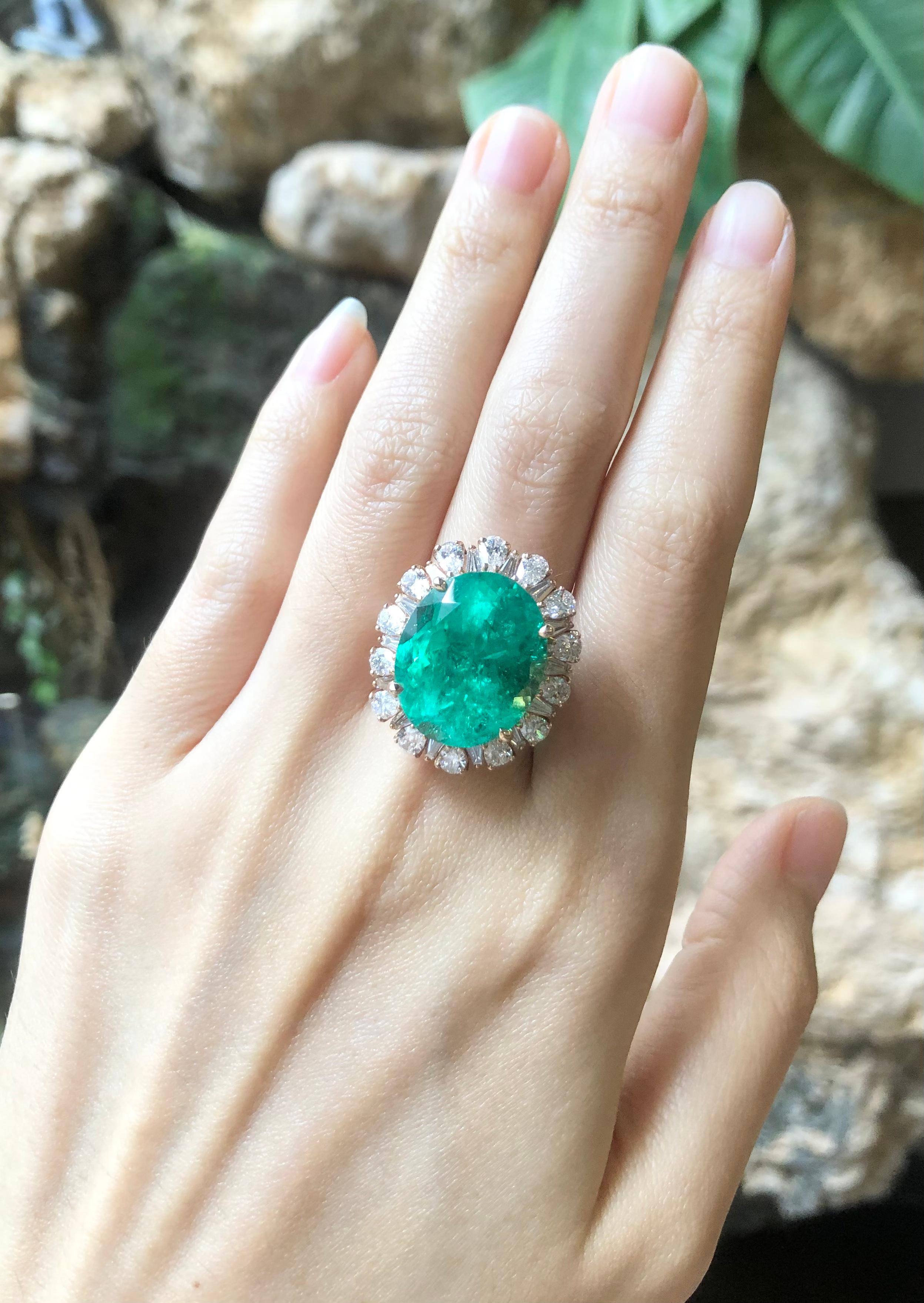 GIA Certified 15cts Colombian Emerald with Diamond Ring Set in 18K Rose Gold For Sale 2
