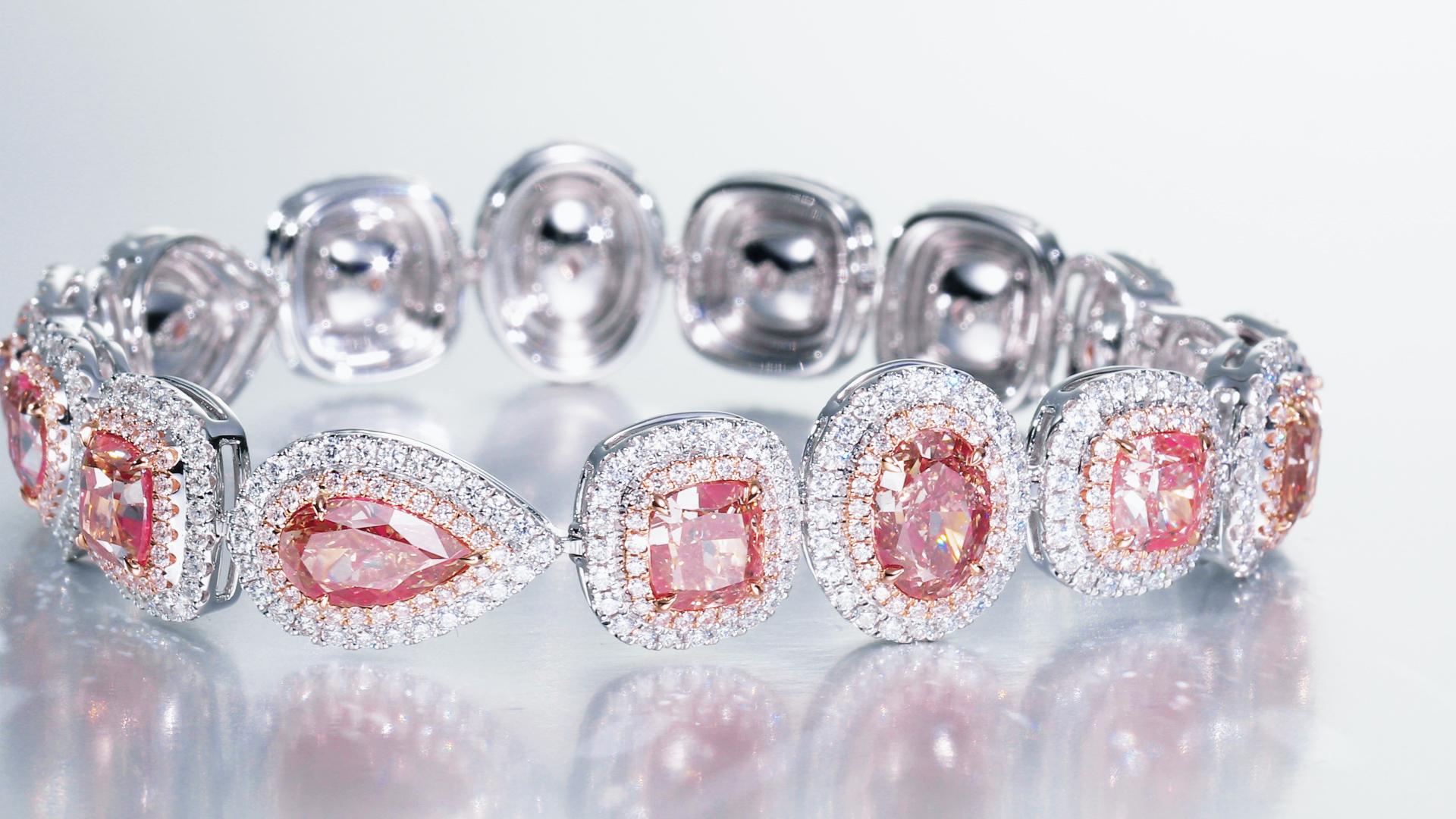 GIA Certified, 25Pcs Natural Pink Diamond Mix Shapes Bracelet in 18KT GOLD. In New Condition For Sale In Hong Kong, HK