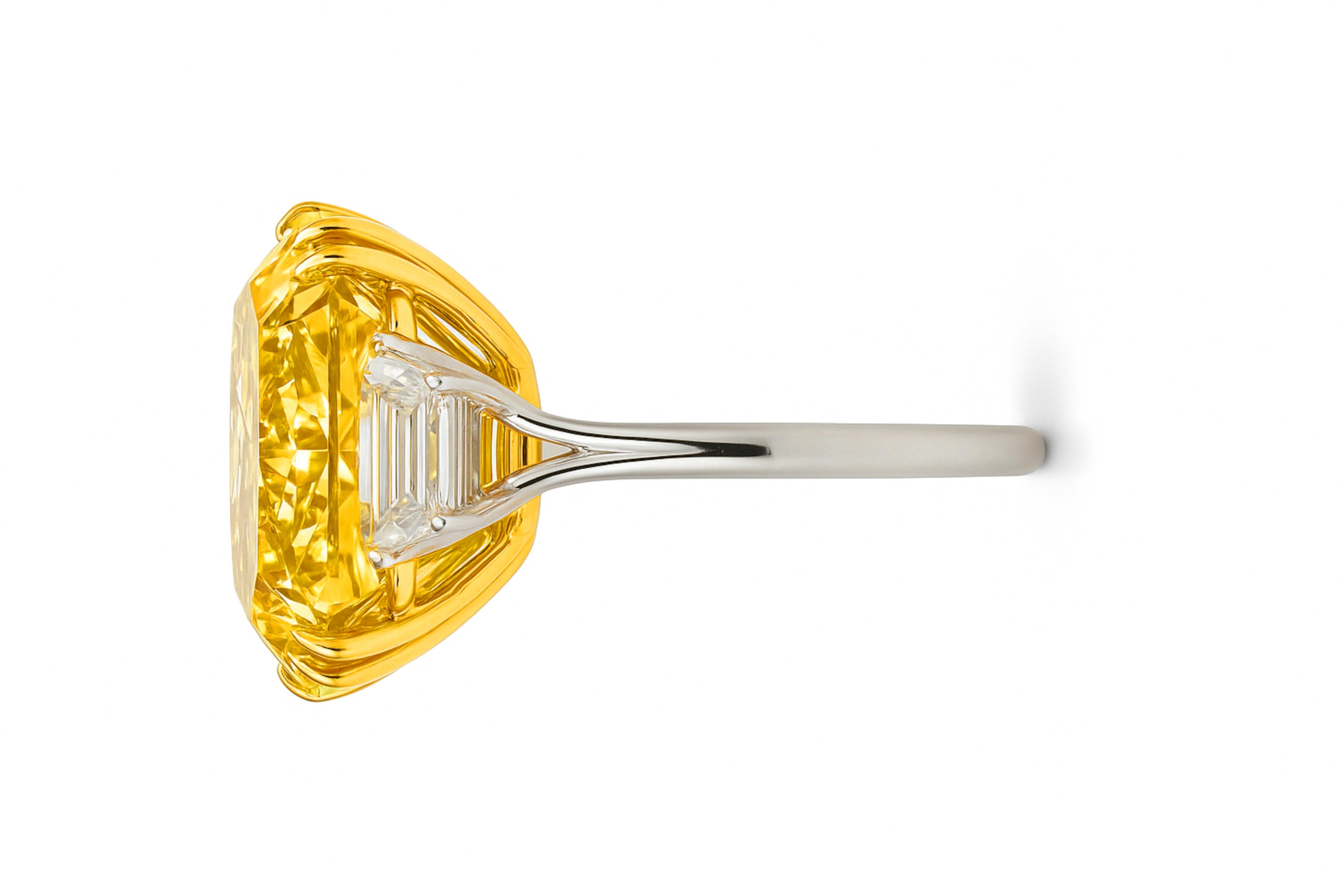 Anello di diamanti a taglio radiante giallo fantasia certificato GIA da 16,14 carati - purezza VS1
Un capolavoro eccezionale che mette in mostra un diamante mozzafiato di 16,14 carati dal taglio radiante Fancy Intense Yellow, certificato GIA e