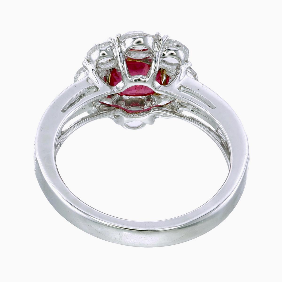 GIA zertifiziert 1,60 Karat Burma Rubin keine Hitze und Diamant-Ring in 18k Weißgold (Kissenschliff) im Angebot