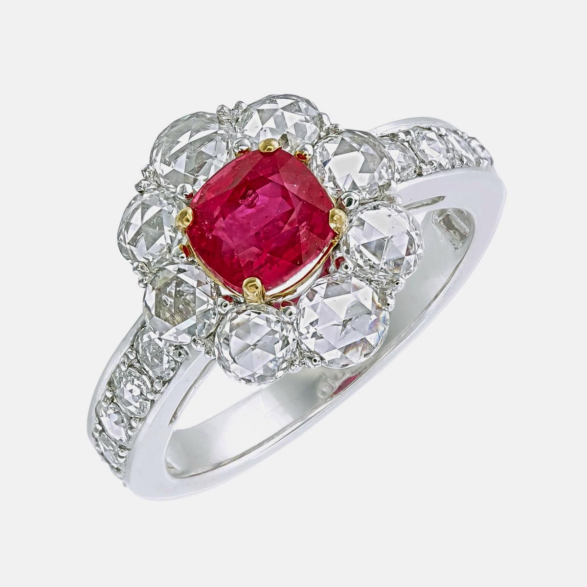 Der elegante birmanische Rubin- und Diamantring von REWA Jewels ist handgefertigt und besteht aus 18 Karat Weißgold.

In der Mitte befindet sich ein Burma No Heat Rubin im Kissenschliff mit einem Gewicht von ca. 1.60 Karat.
Er ist von GIA