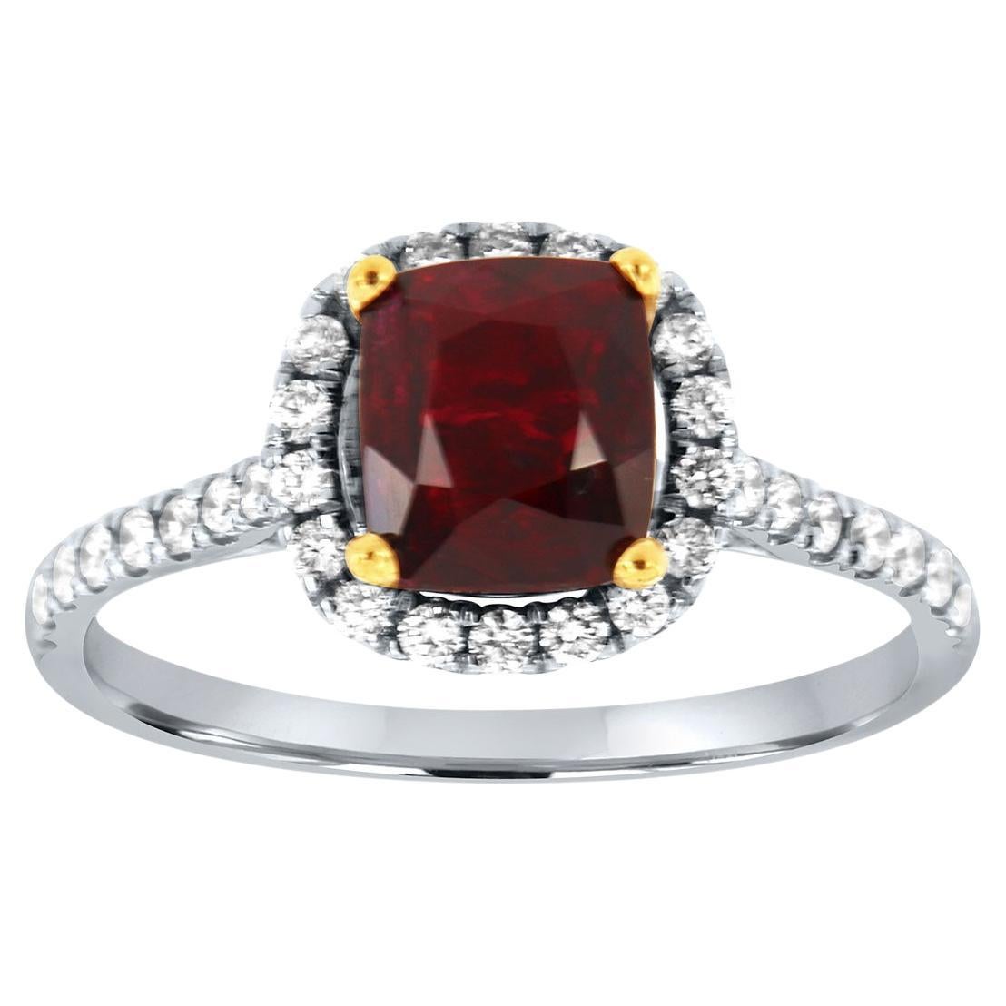 Bague en or 18 carats avec diamants et halo de rubis naturel taille coussin de 1,60 carat, certifié GIA, sans chaleur en vente