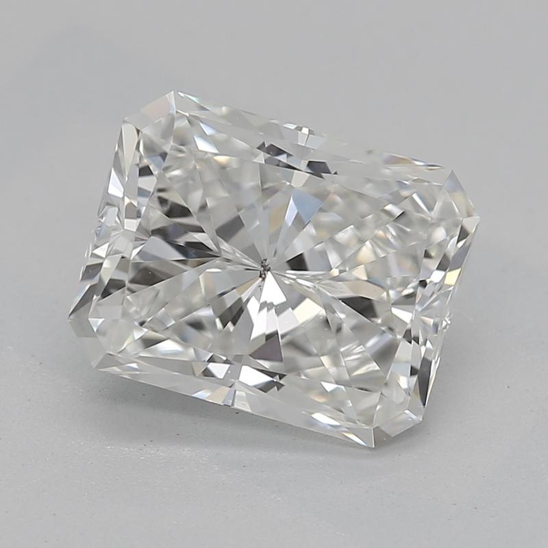 Dieser auffällige Diamantring strahlt eine unvergleichliche Eleganz aus. Sein atemberaubender Mittelstein ist ein strahlender G SI1 mit einem Gewicht von 1,60. Umgeben von einem exquisiten, smaragdgrünen, quadratischen/kissenförmigen Halo, zeigt die