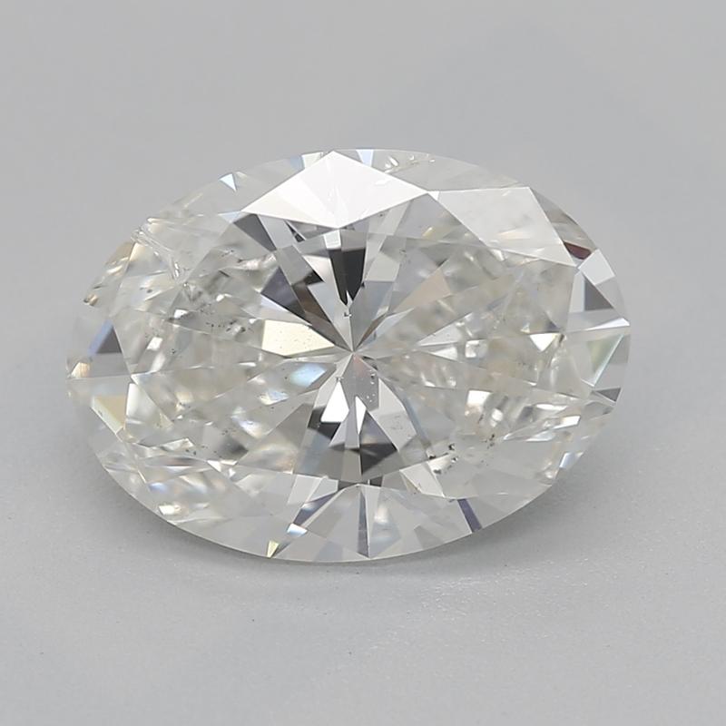 Ti presentiamo uno splendido anello con diamante che unisce l'eleganza a un motivo floreale unico. Questo pezzo presenta un'affascinante pietra centrale incastonata, un radioso diamante ovale di 1,60 , con un raffinato I e I1. La fascia è