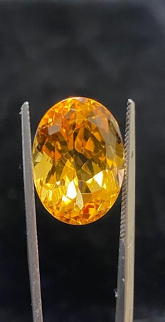 Topaze impériale orange ovale de 16,16 carats certifiée par le GIA