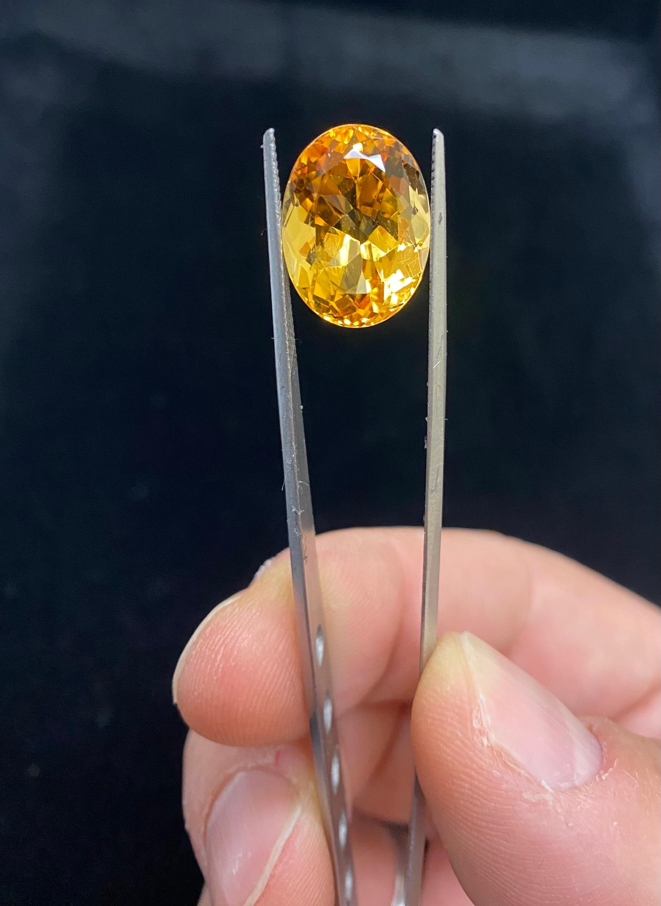 Topaze impériale orange ovale de 16,16 carats certifiée par le GIA Unisexe en vente
