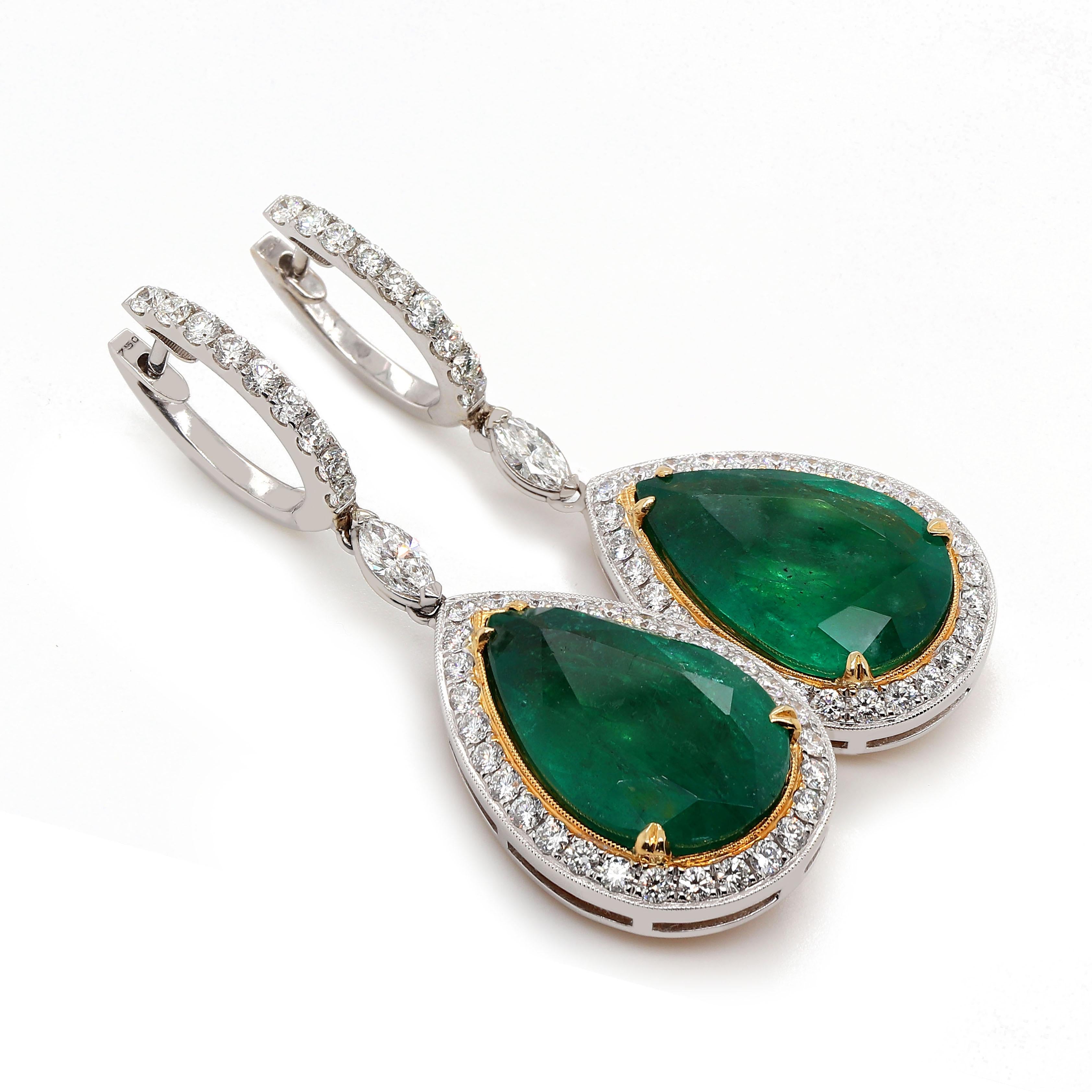 Smaragd-Ohrringe mit 2 feinen GIA-zertifizierten birnenförmigen Smaragden von etwa 16,17 Karat (7,69ct 17,35x11,34x6,71mm und 8,47ct 17,29x11,31x7,19mm). Die Smaragde sind von 60 runden Diamanten von etwa 1,27 Karat und 2 marquisen Diamanten von
