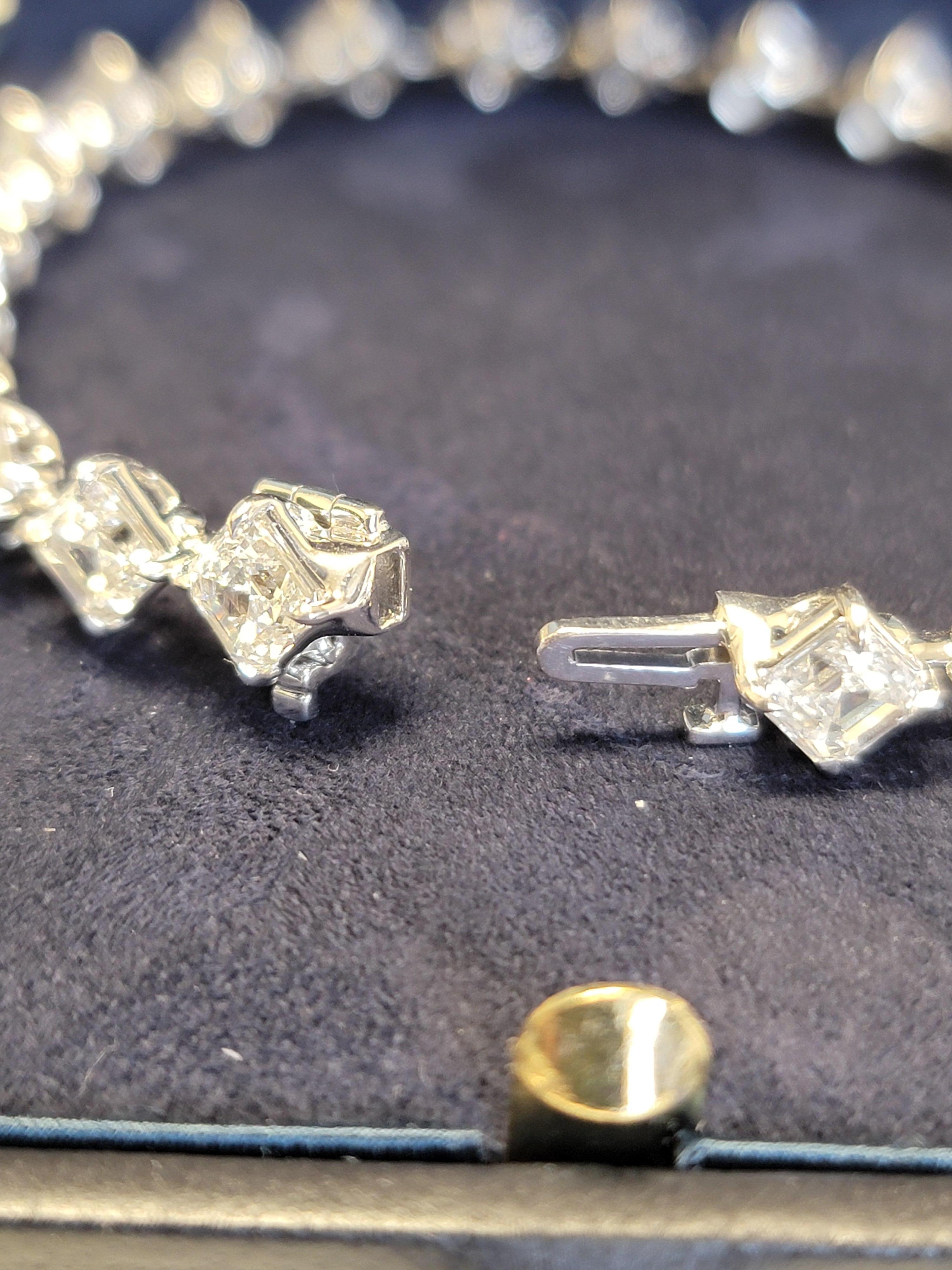 Adorna tu muñeca con una pieza de elegancia atemporal que es la pulsera de oro blanco de 18 quilates con certificado GIA de 16,17 quilates de diamantes cuadrados talla esmeralda, una pulsera que capta sin esfuerzo la esencia del lujo sofisticado.
