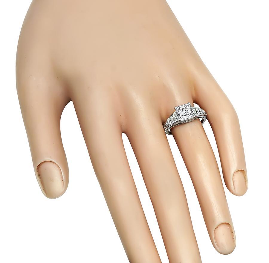 Voici une magnifique bague de fiançailles en platine. La bague est ornée d'un diamant étincelant certifié GIA de taille émeraude pesant 1,61 ct. La couleur du diamant est D et sa pureté VS1. Le diamant central est rehaussé par d'éblouissants