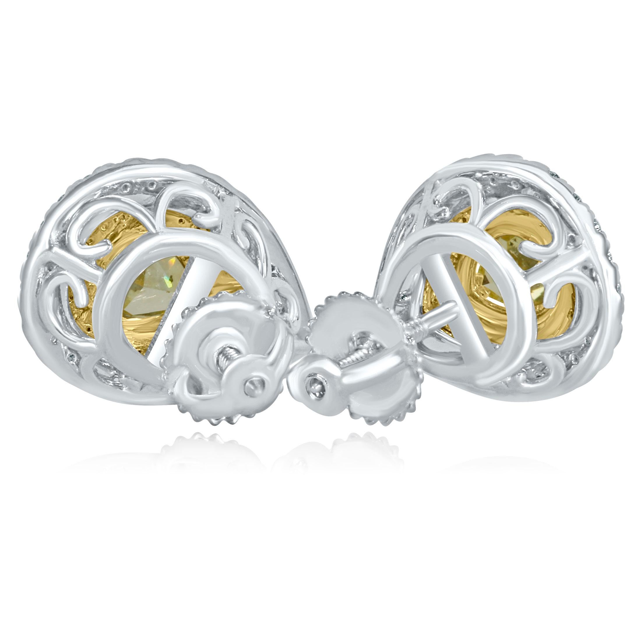 Questi affascinanti orecchini a perno aggiungeranno un tocco di magia a qualsiasi momento speciale! Ogni orecchino presenta al centro un diamante naturale fancy yellow da 0,50 carati con taglio a pera brillante certificato GIA, circondato da una
