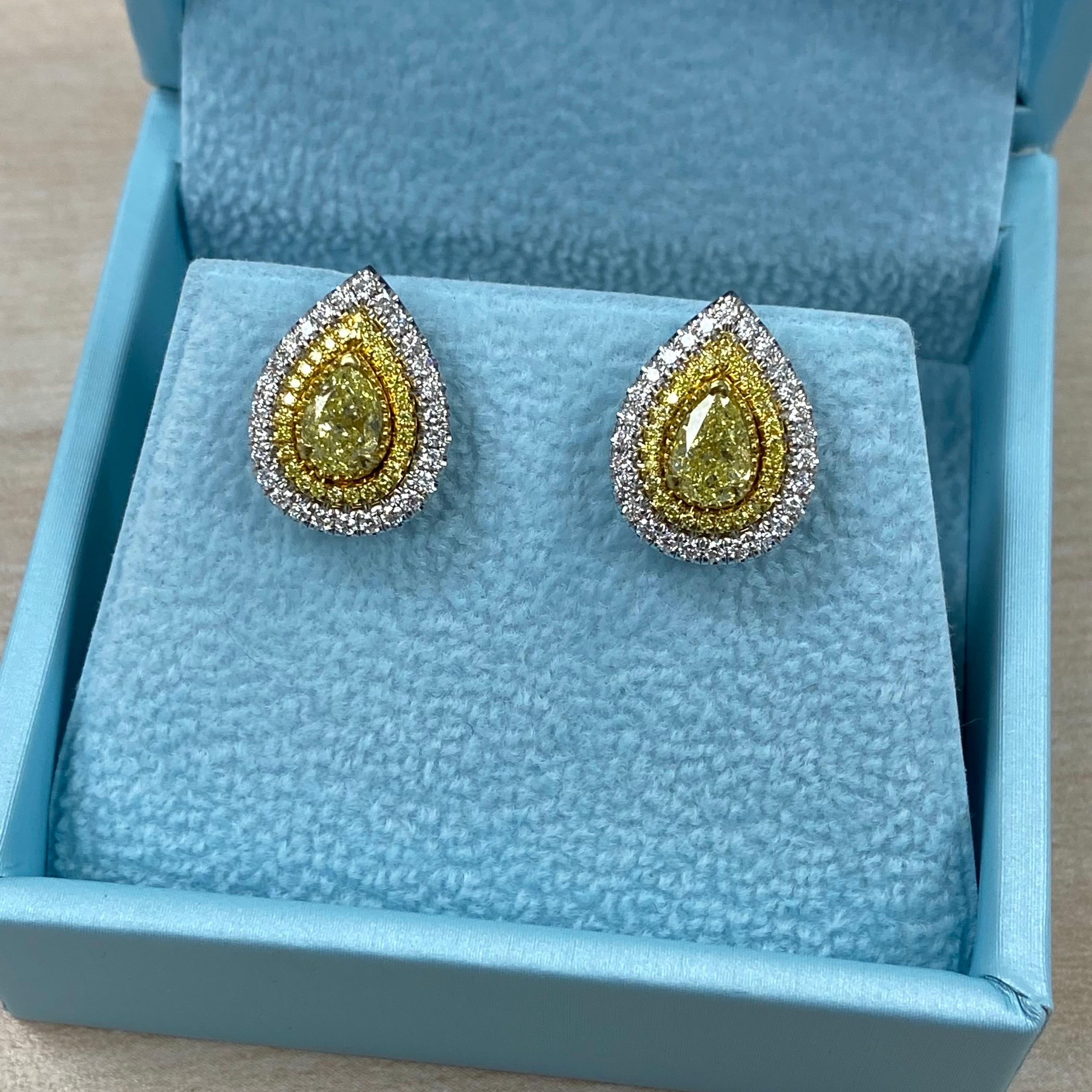Orecchini a perno con diamanti gialli fantasia certificati GIA da 1,62 carati, oro bianco 18 carati in vendita 1