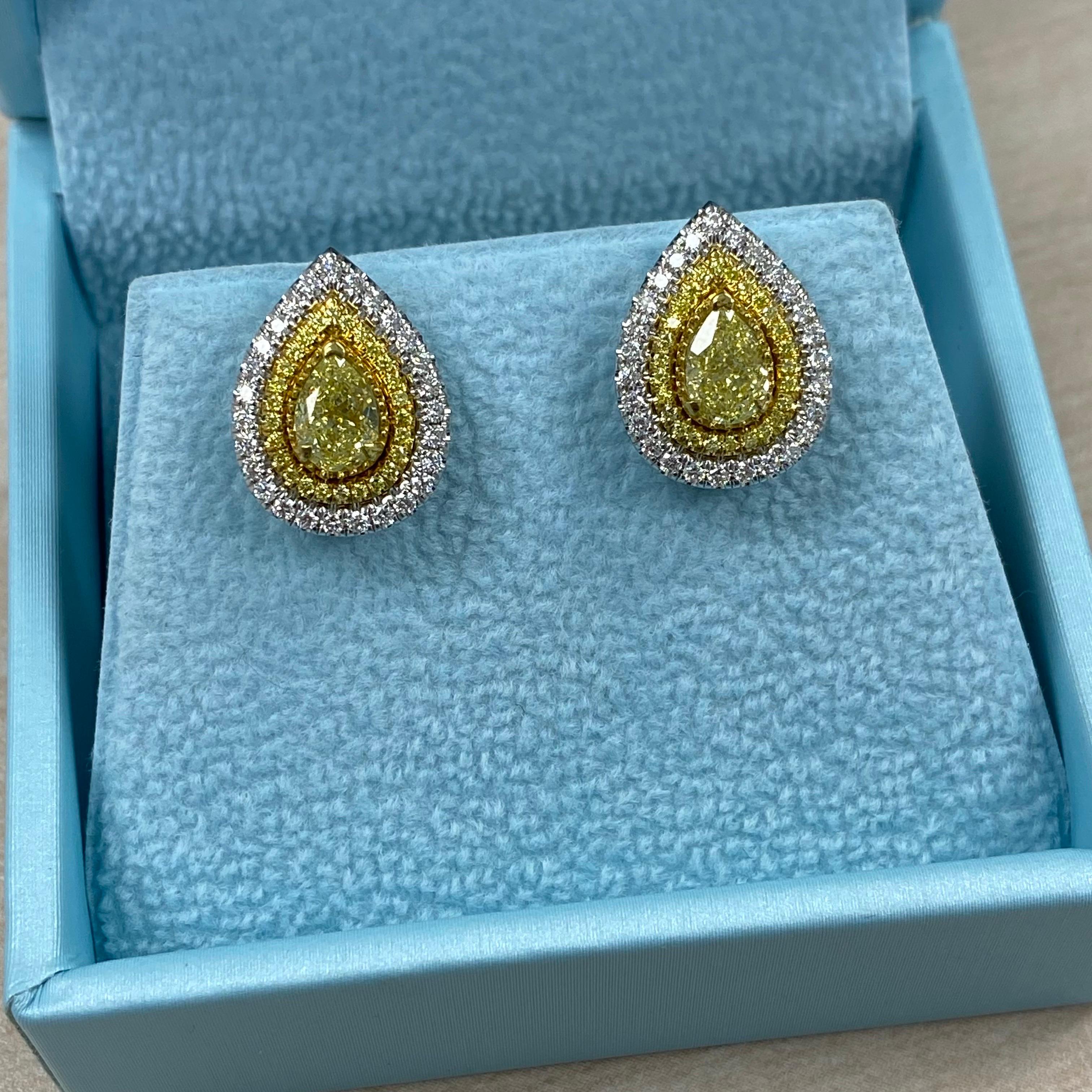 Taglio a goccia Orecchini a perno con diamanti gialli fantasia certificati GIA da 1,62 carati, oro bianco 18 carati in vendita