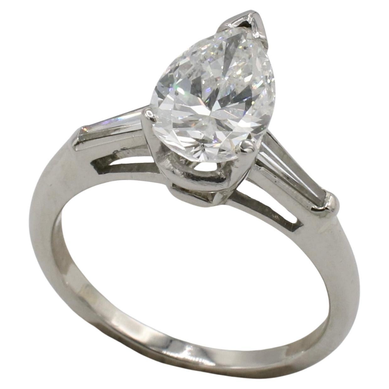 Anillo de compromiso de diamantes naturales con certificado GIA de 1,63 quilates G SI1 en forma de pera
Metal: Platino
Peso: 4.26 gramos
Número de informe GIA: 1236375542
Diamante: diamante natural G SI1 de 1,63 quilates en forma de pera
Diamantes