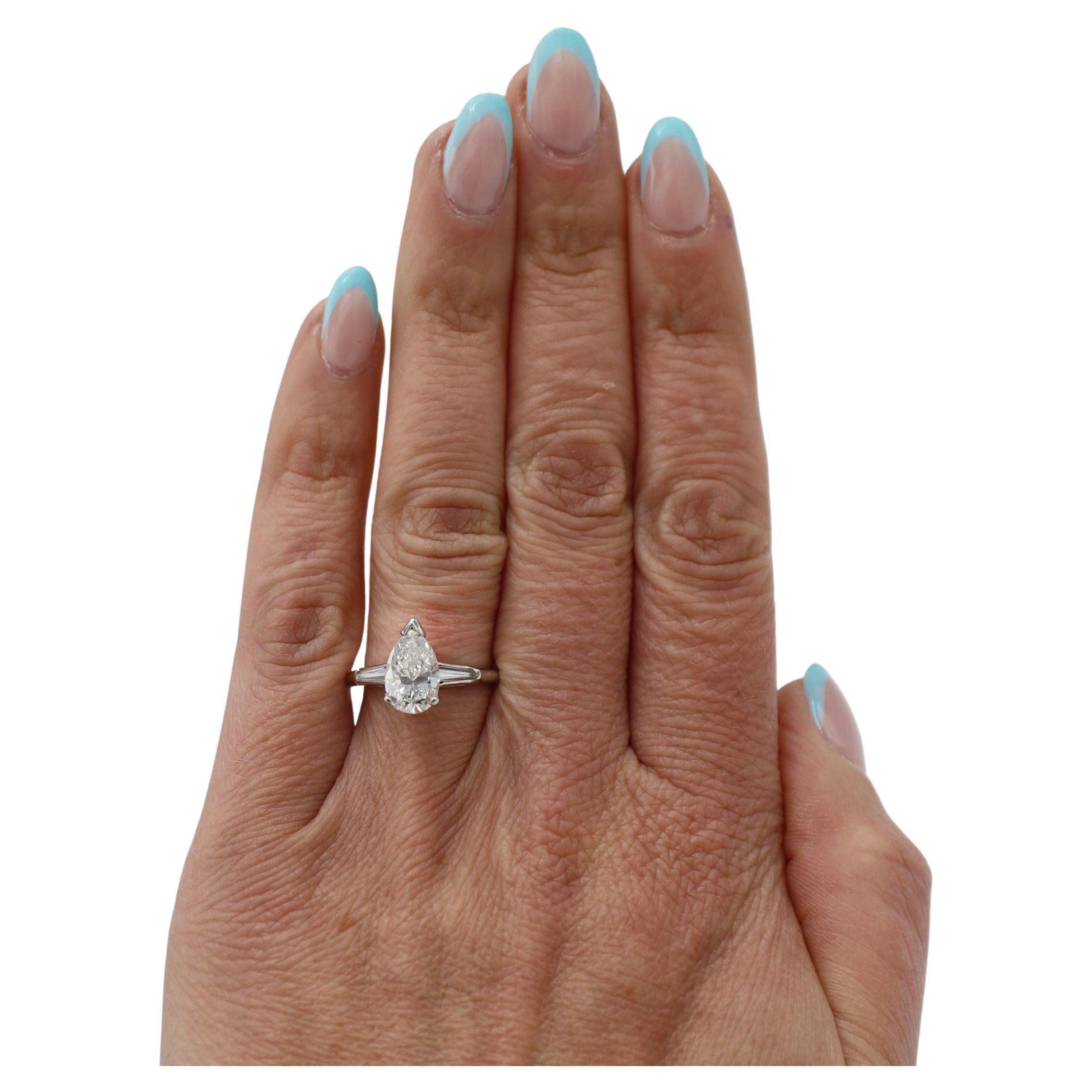 Anillo de compromiso de diamantes naturales con certificado GIA de 1,63 quilates G SI1 en forma de pera en Excelente estado para la venta en  Baltimore, MD