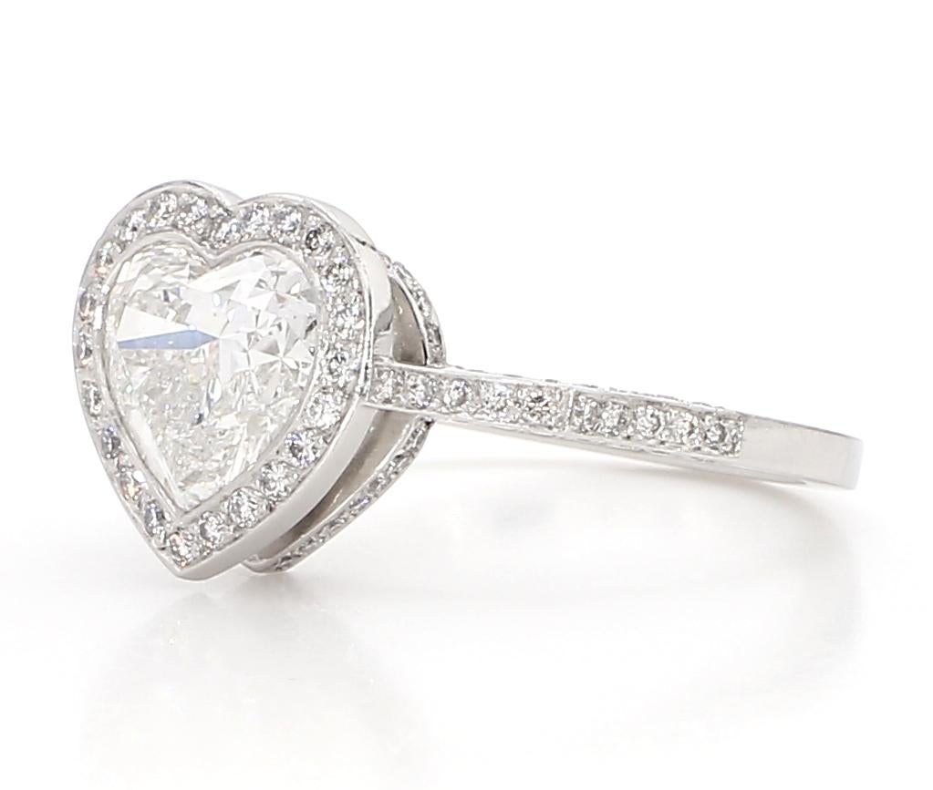 Élevez votre histoire d'amour avec notre bague à diamant en forme de cœur de 1,63 carat certifié GIA F SI1, un symbole de dévotion éternelle. Cette magnifique bague présente les caractéristiques suivantes :

- Un brillant diamant en forme de cœur