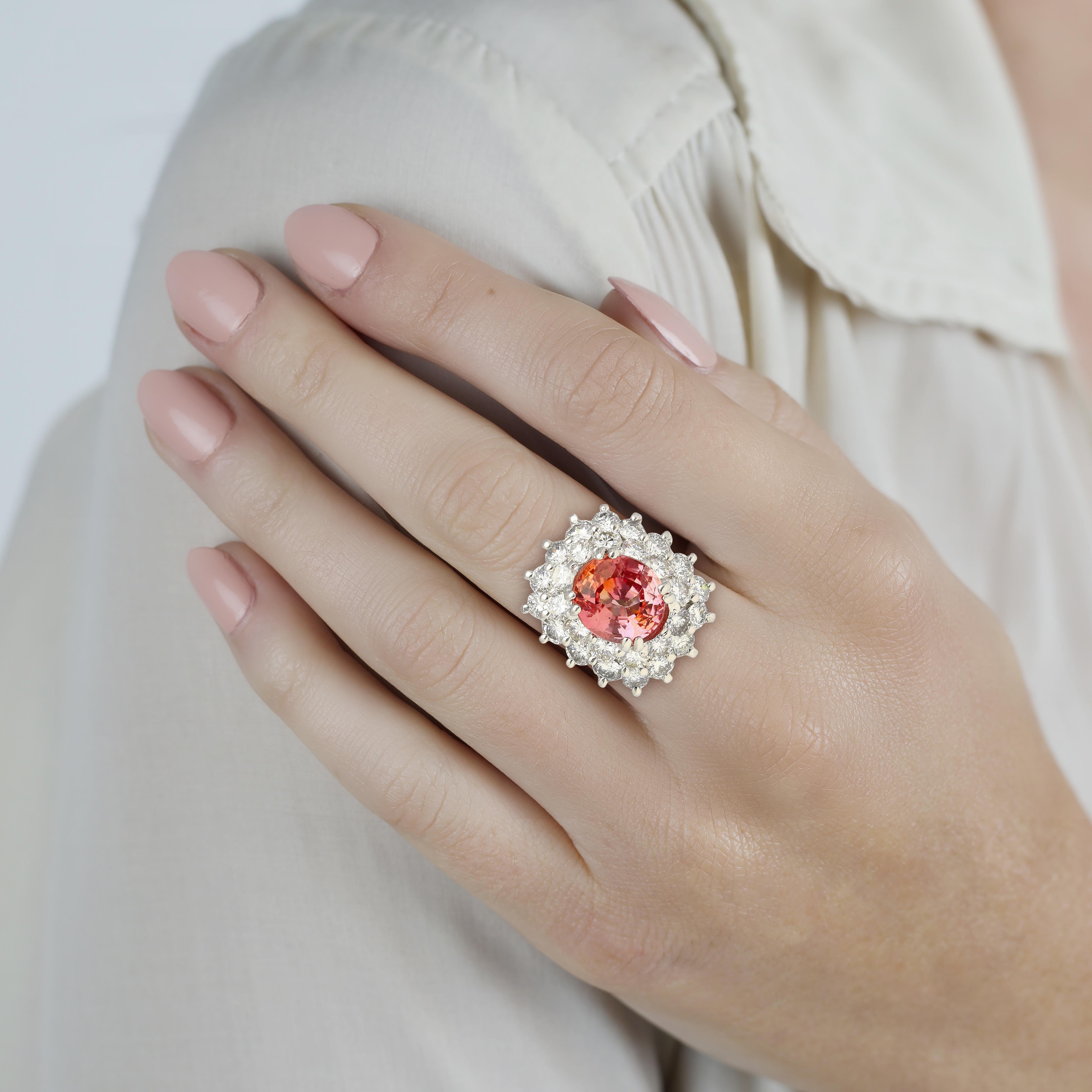 Zaffiro Padparadscha rosa/arancio da 1,63 carati con taglio ovale e diamanti taglio rotondo da 1,40 CTW con incastonatura a cluster in platino 950. Anello misura 7,25. 

Dettagli: 
Tipo di articolo: Anello a grappolo
Metallo: Platino 950
Peso: 6,51