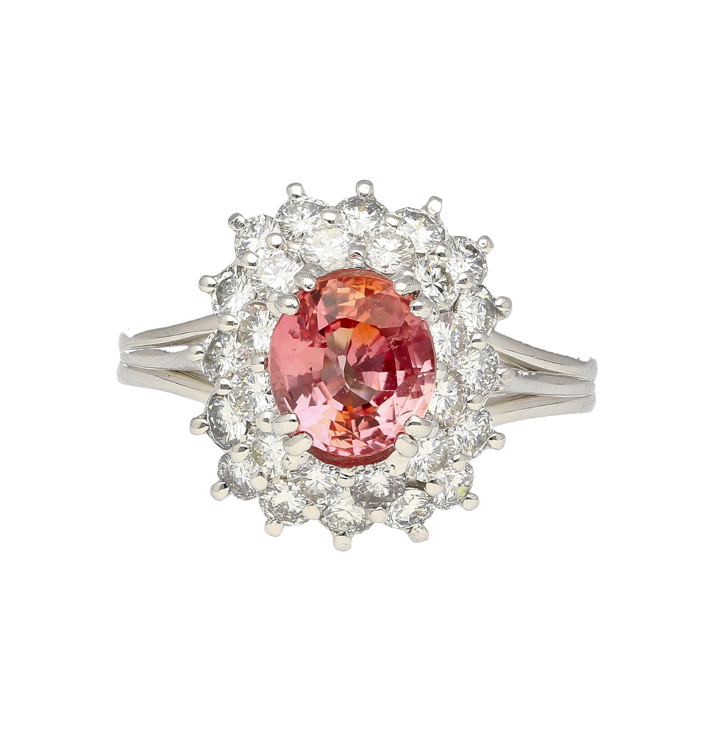Taglio ovale Anello a grappolo con zaffiro Padparadscha e diamante, certificato GIA, da 1,63 carati in vendita