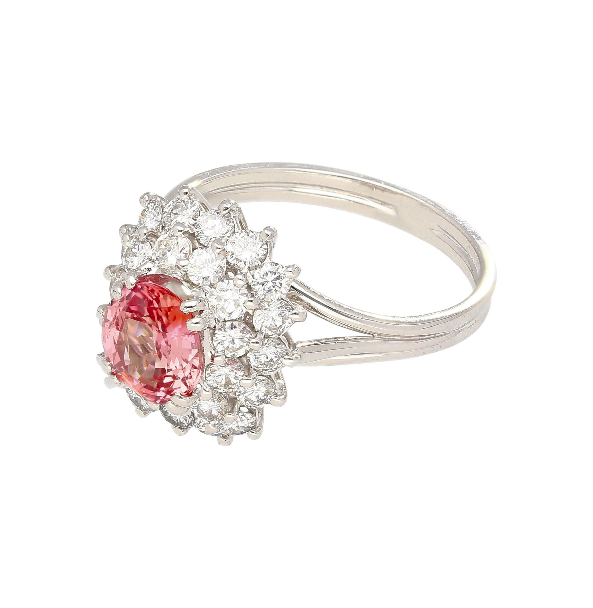 Anello a grappolo con zaffiro Padparadscha e diamante, certificato GIA, da 1,63 carati In condizioni Nuovo in vendita a Miami, FL