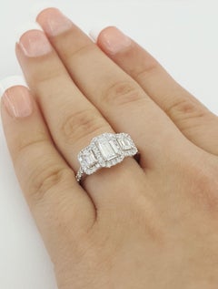 GIA Certified 1.63 Carat Total Weight Three-Stone Emerald Cut Diamond Halo Ring (Bague de halo à trois pierres en diamant taillé en émeraude)