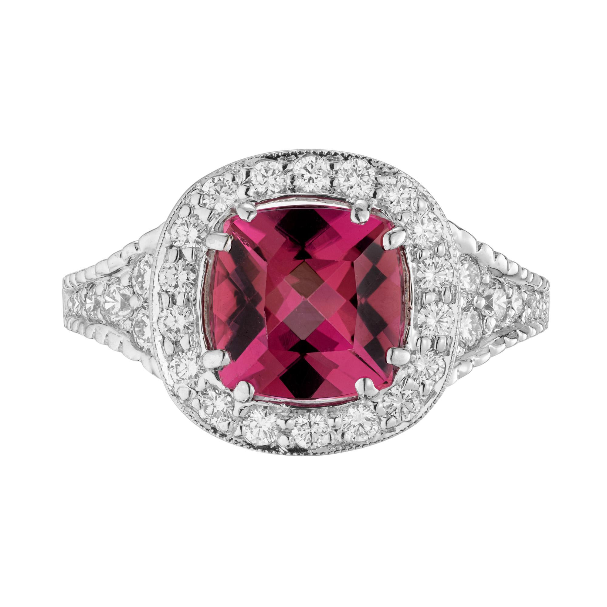 Oro blanco de 18 quilates Turmalina y diamante  anillo de compromiso. Turmalina rosa en forma de cojín rodeada por un halo en forma de cojín de Diamantes talla brillante redondos acentuados con lados graduados de Diamantes talla brillante redondos