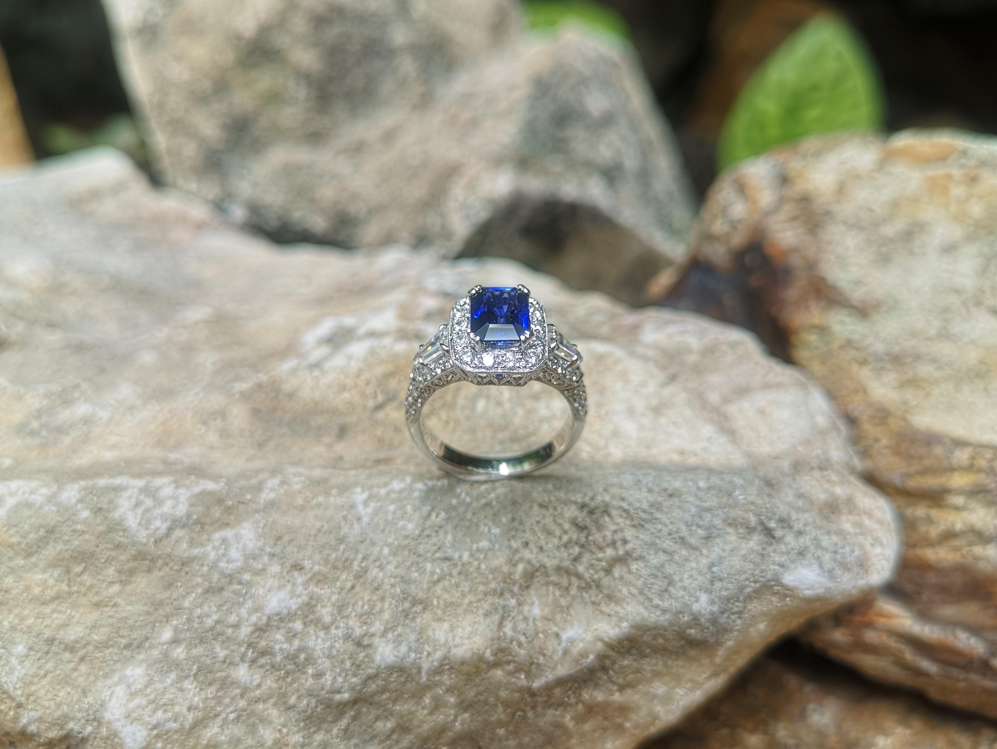 GIA Certified 1.83 Cts Blue Sapphire with Diamond Ring Set in Platinum 950 In New Condition For Sale In Bangkok, TH