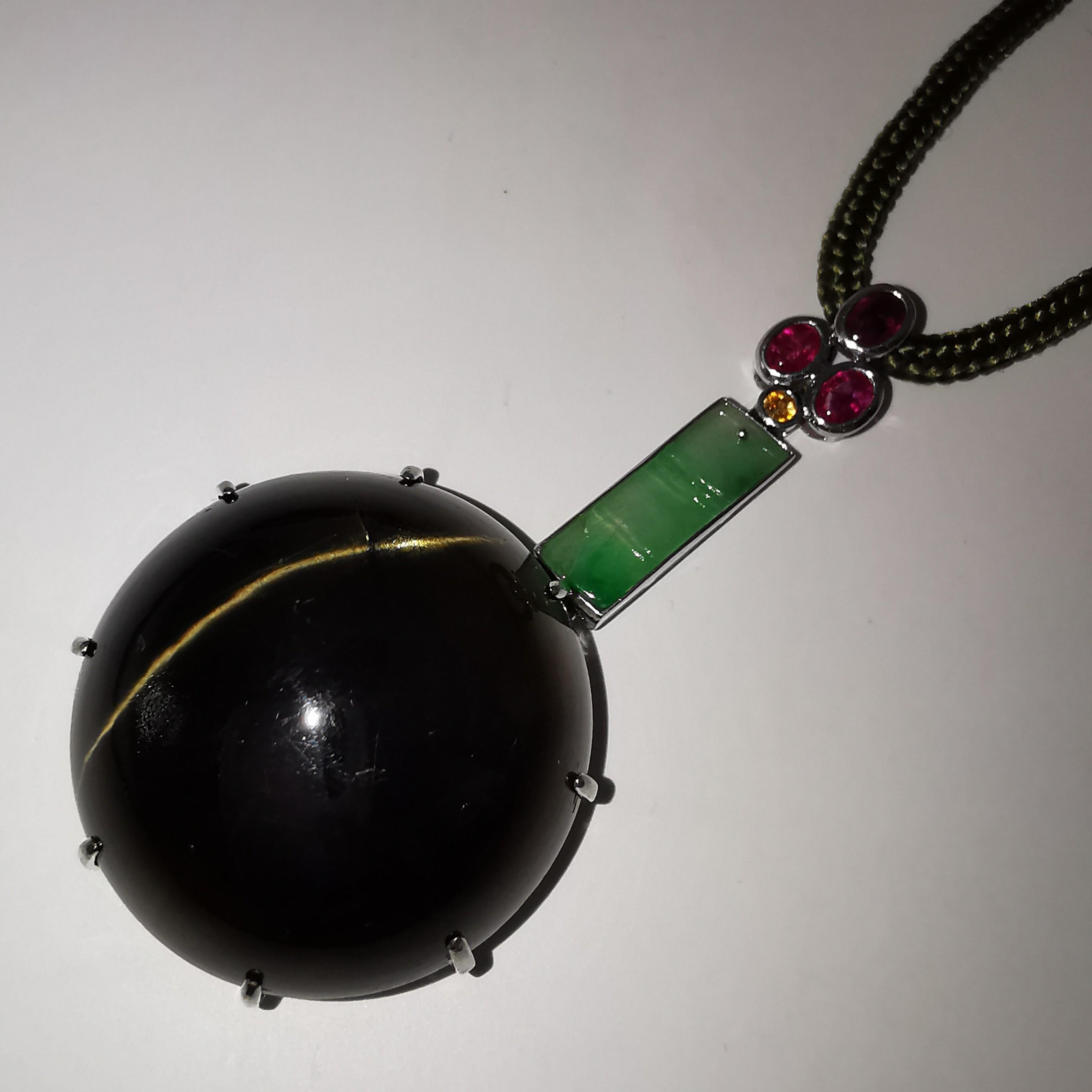 Contemporain Pendentif oeil de chat en apatite, jadéite et rubis certifié par le GIA (163,55 carats) en vente