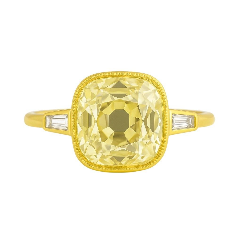 Cette extraordinaire bague d'inspiration Art déco est ornée d'un superbe diamant Old Mine Brilliante de 3,52 carats certifié par la GIA, qui se distingue par son rare jaune clair (gamme W-X) et sa pureté VS1. De forme coussin, avec des coins