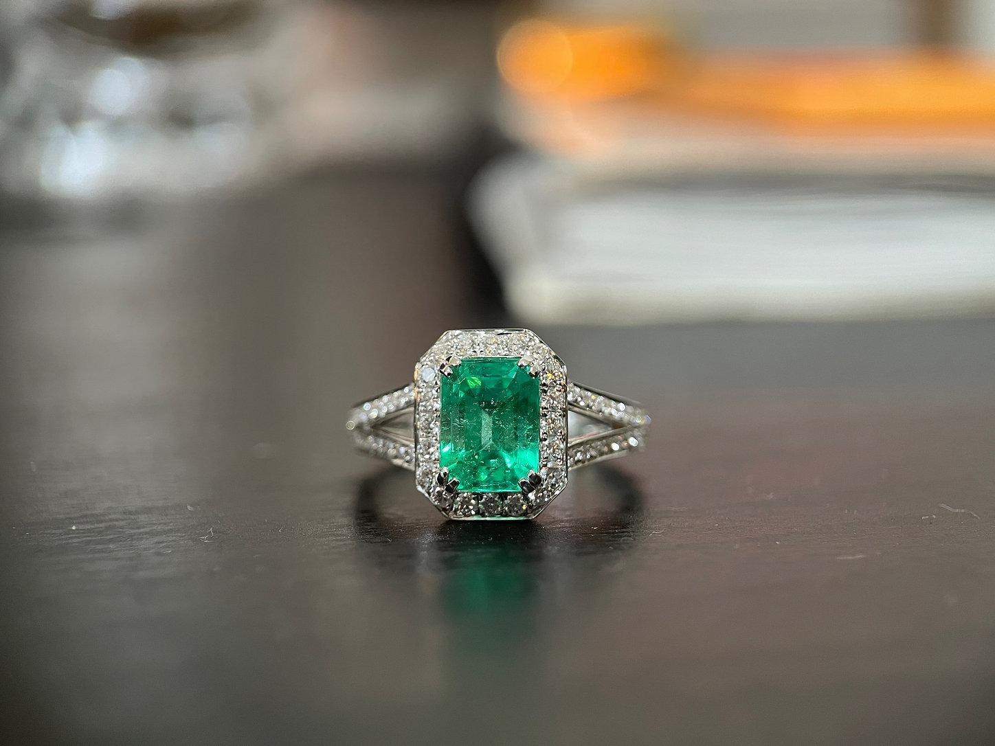 Women's GIA certified 1.65Ct Colombia Emerald Ring For Sale