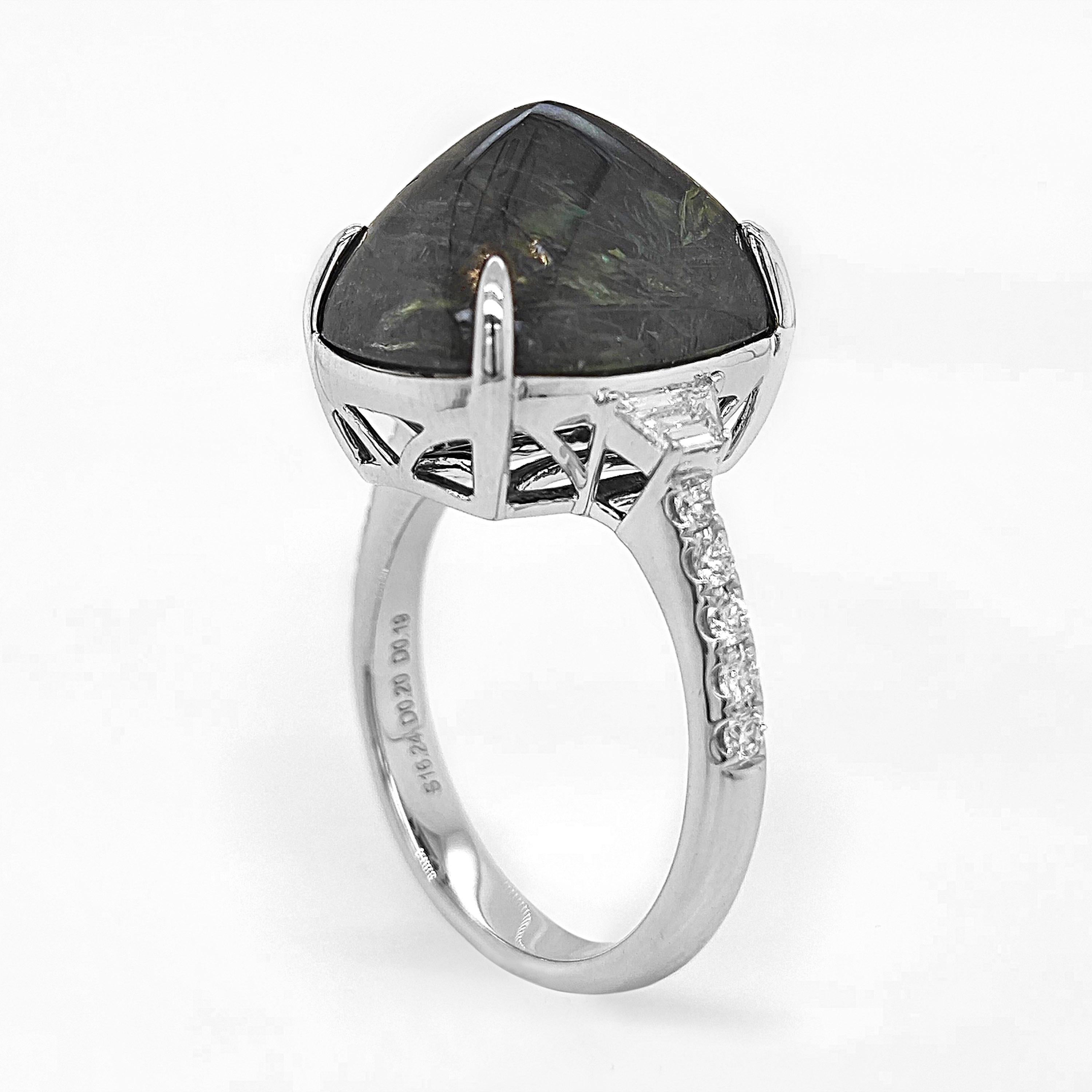 1 saphir : 16,24 carats
10 diamants ronds : 0.19 Carats
2 diamants fantaisie : 0,2 carats
Métal : or blanc 18 carats, 4,90 grammes

Certificat GIA # 2235434606
