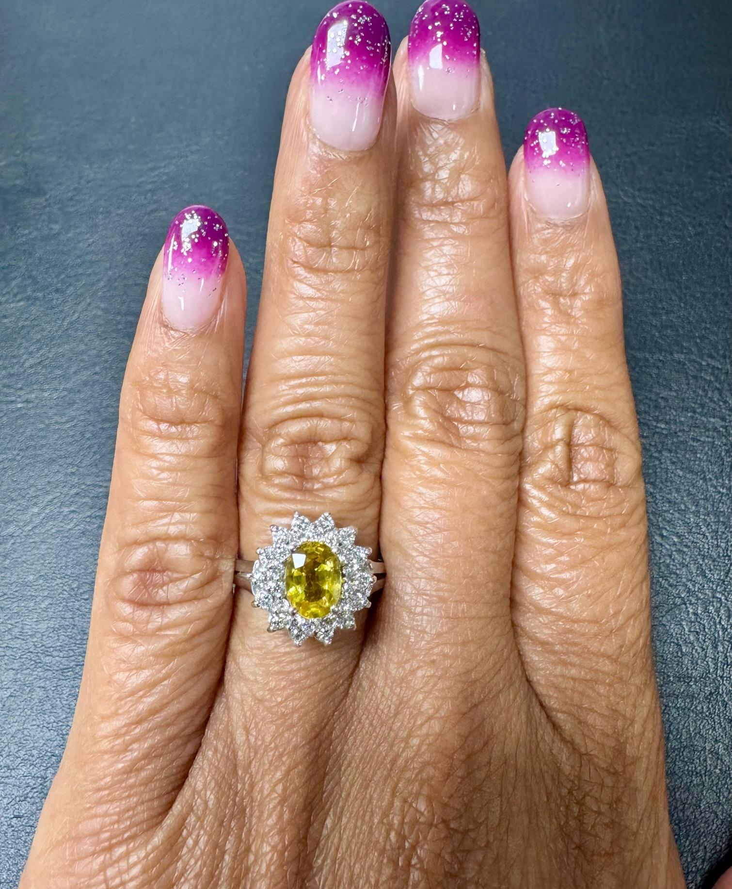 Anello in oro bianco con zaffiro giallo e diamante da 1,67 carati certificato GIA in vendita 4