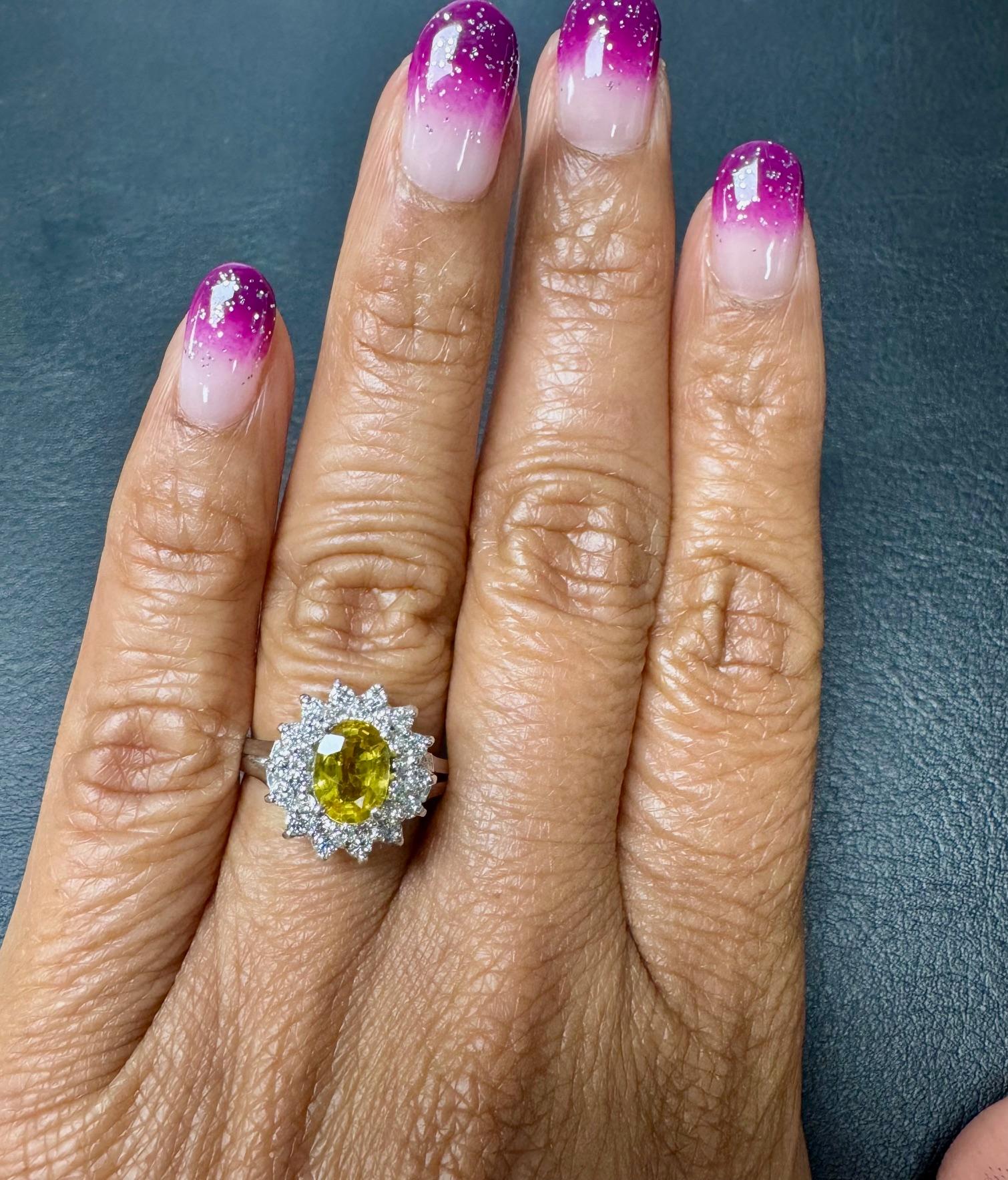 Anello in oro bianco con zaffiro giallo e diamante da 1,67 carati certificato GIA in vendita 5