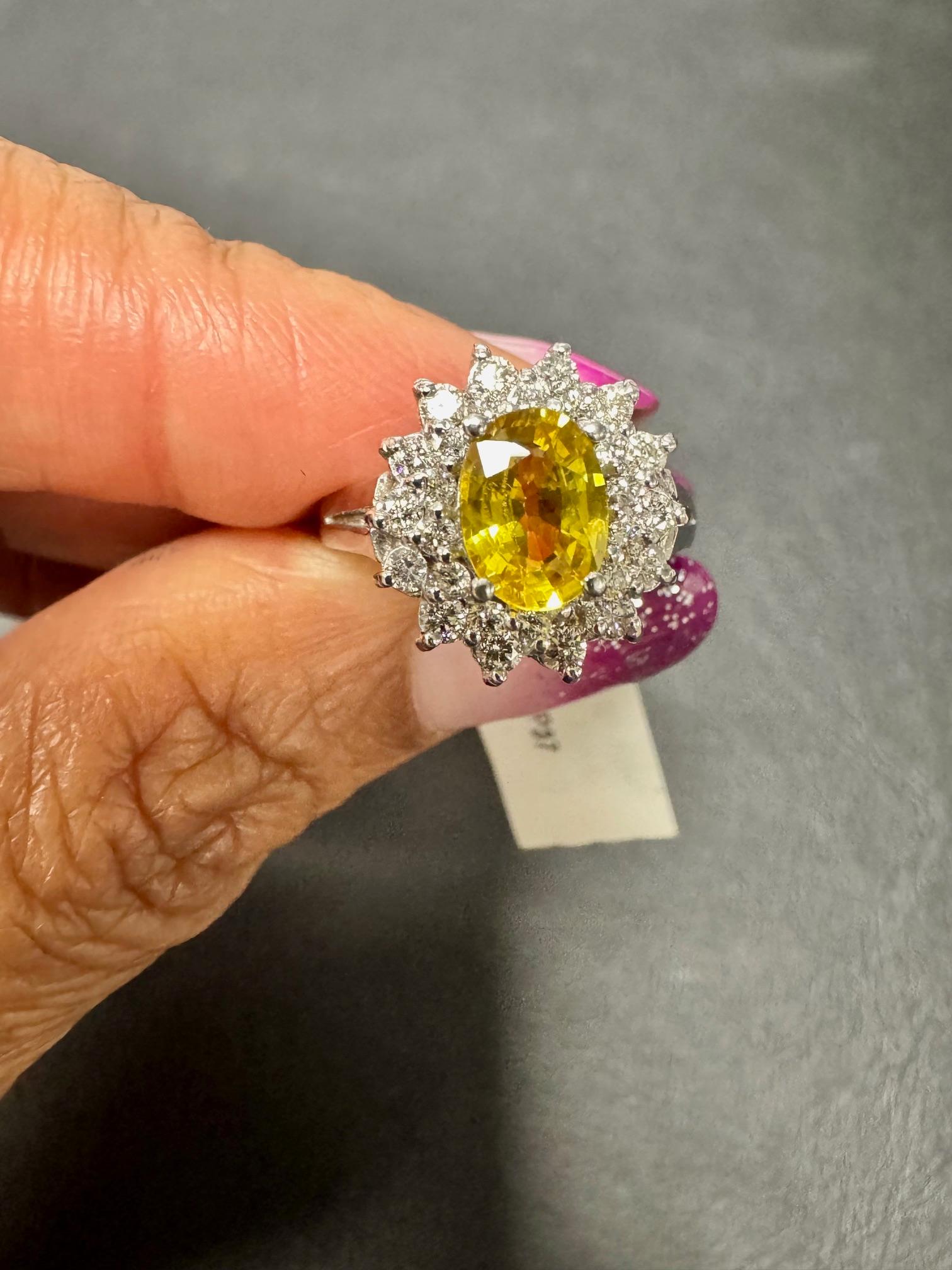 Taglio ovale Anello in oro bianco con zaffiro giallo e diamante da 1,67 carati certificato GIA in vendita