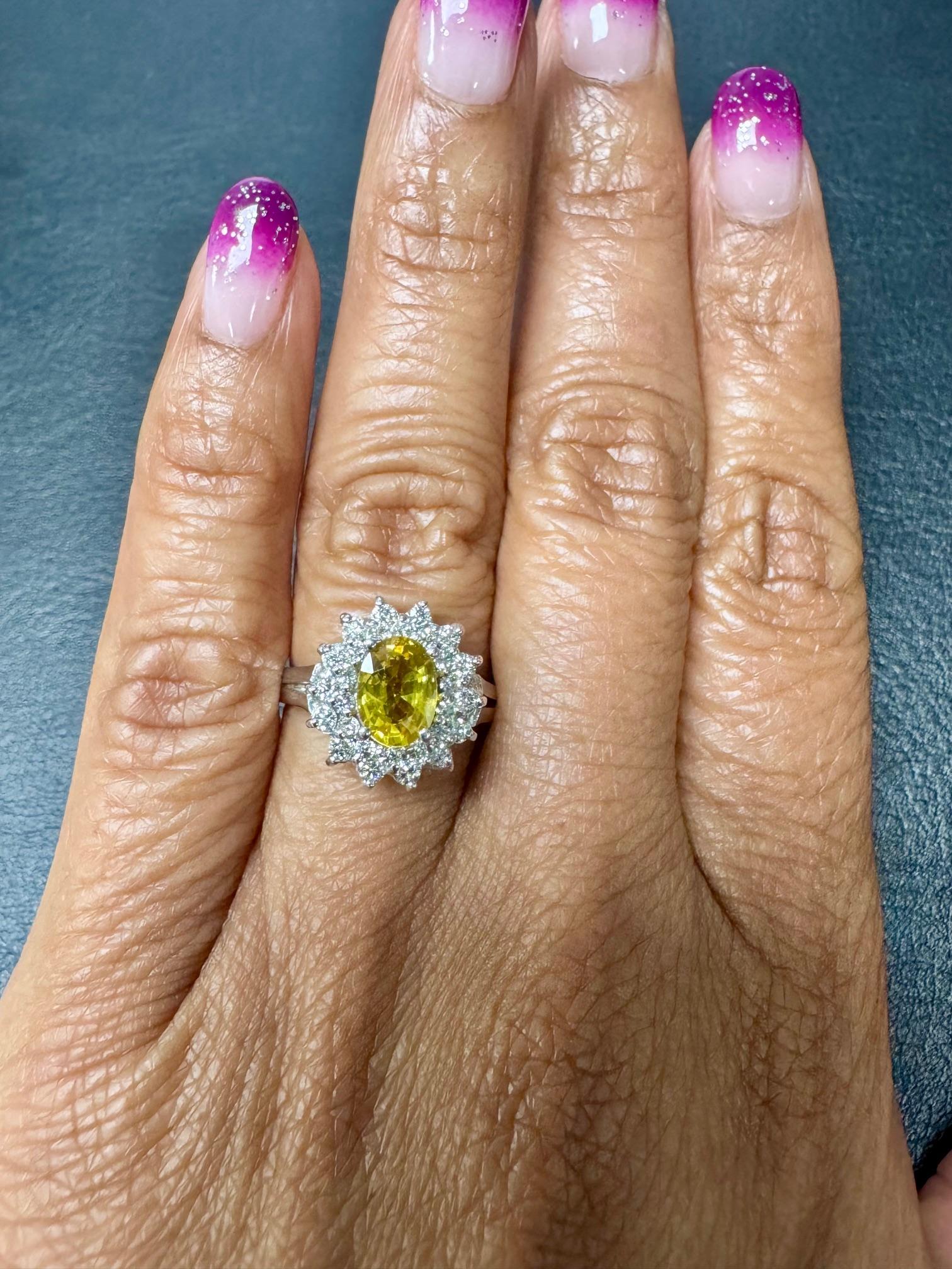 Anello in oro bianco con zaffiro giallo e diamante da 1,67 carati certificato GIA in vendita 3