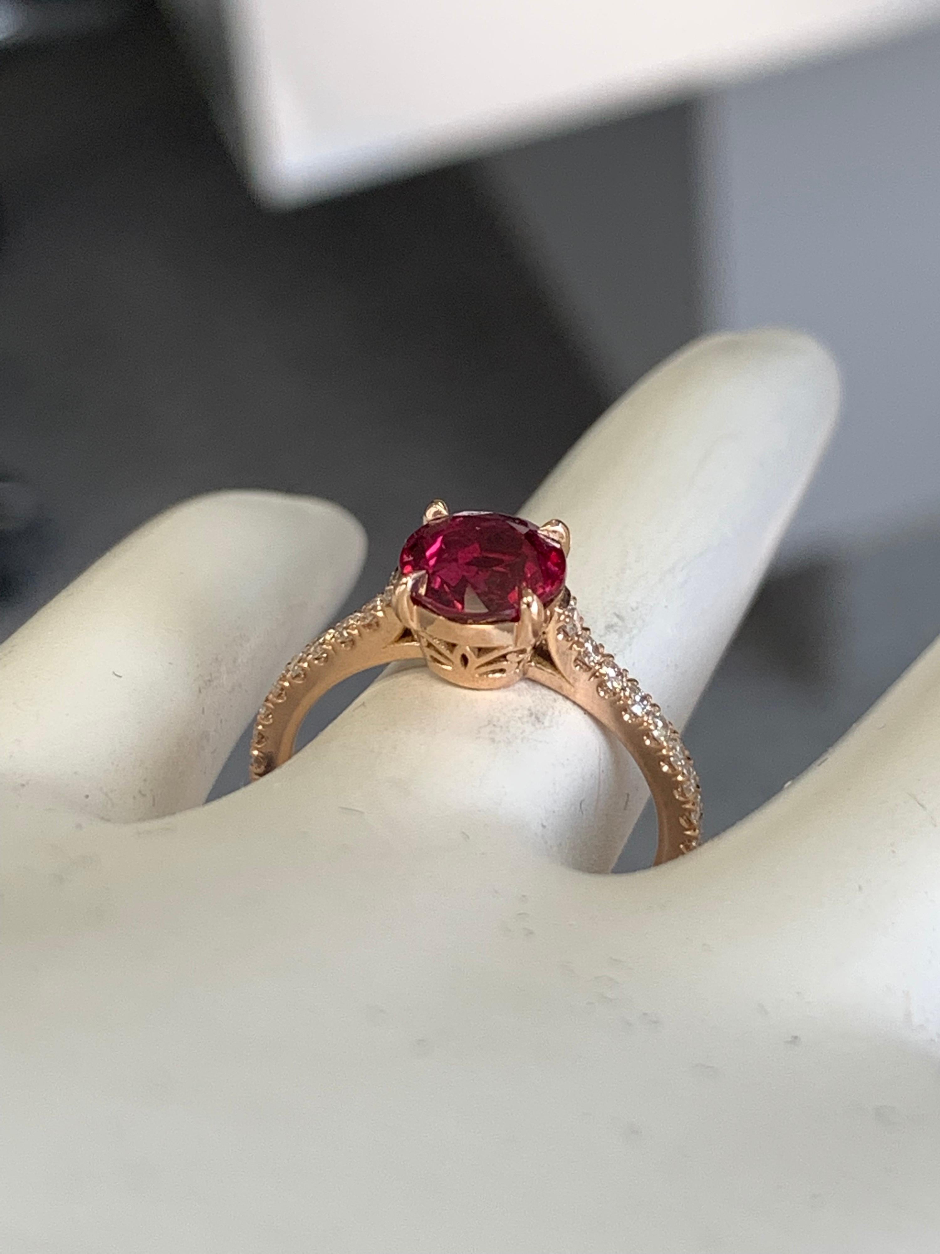 Damen 18K Rose Gold natürlichen Rubin und Diamant-Ring (Größe 5,75).

Der GIA-zertifizierte Rubin wiegt 1,68 Karat und die Farbe ist 