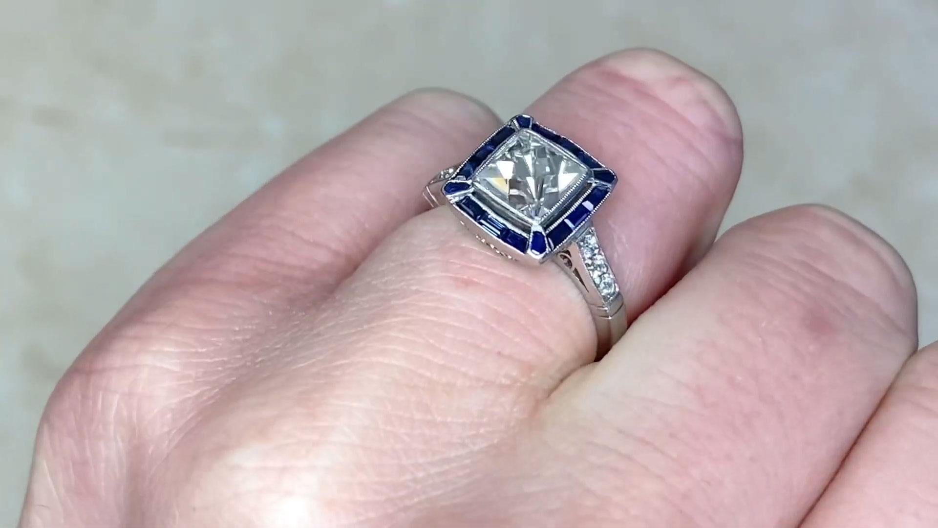 Taglio francese Anello con diamante taglio francese (GIA circa 1,60 carati), zaffiro aureolato, platino in vendita