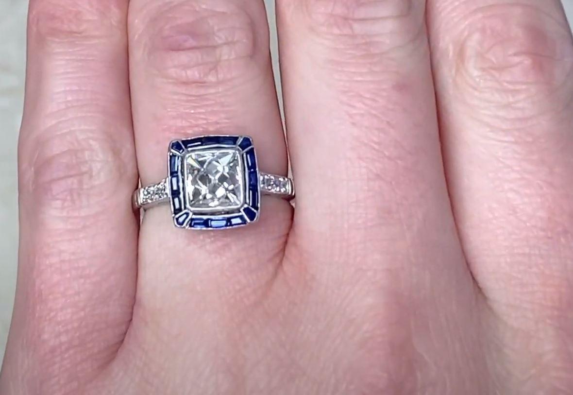 Taille française Bague en platine avec diamant de taille française 1,69 carat certifié GIA et halo de saphirs en vente