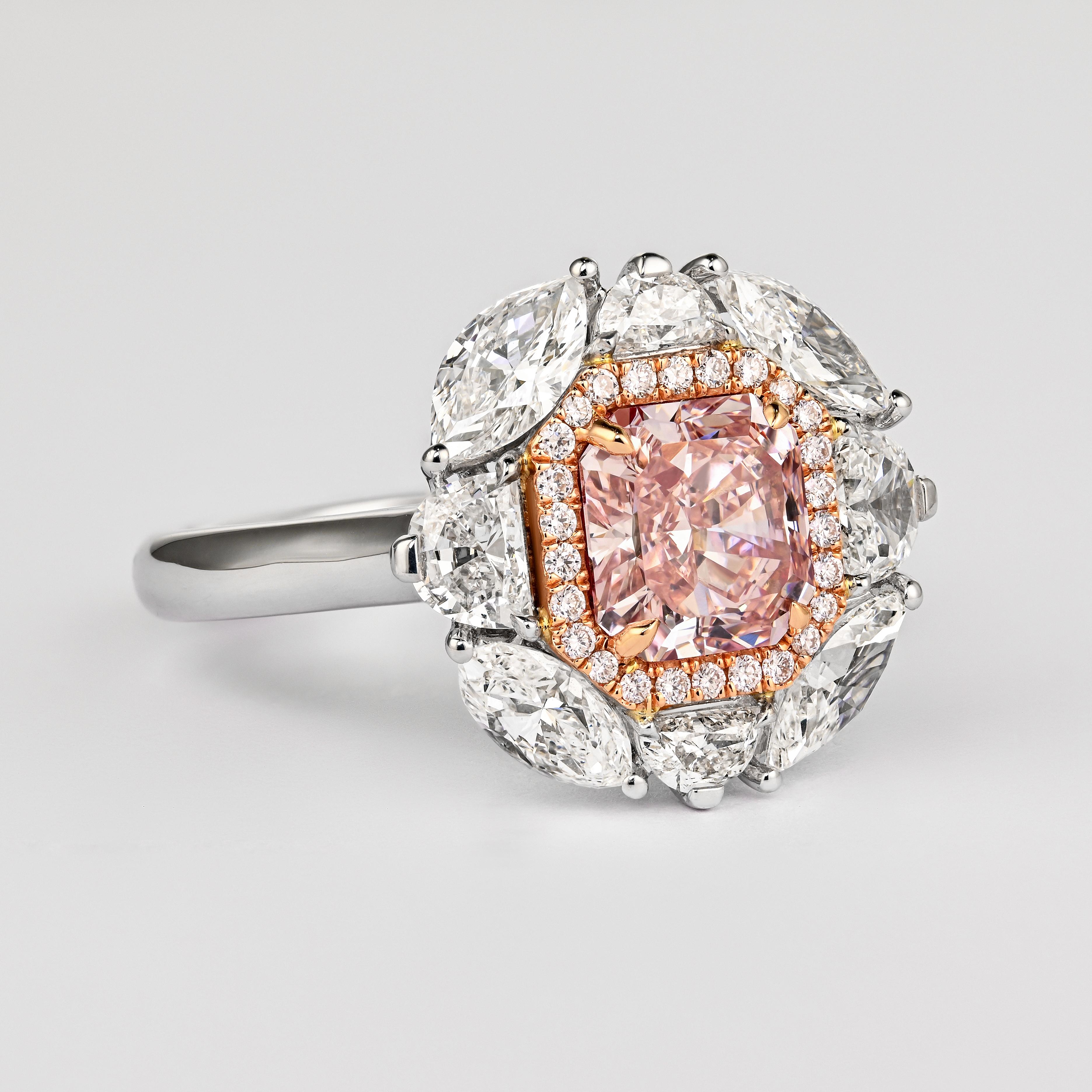 Bague de fiançailles certifiée GIA 1,69 carat Radiant Cut Fancy Brownish Pink Diamond Neuf - En vente à Miami, FL