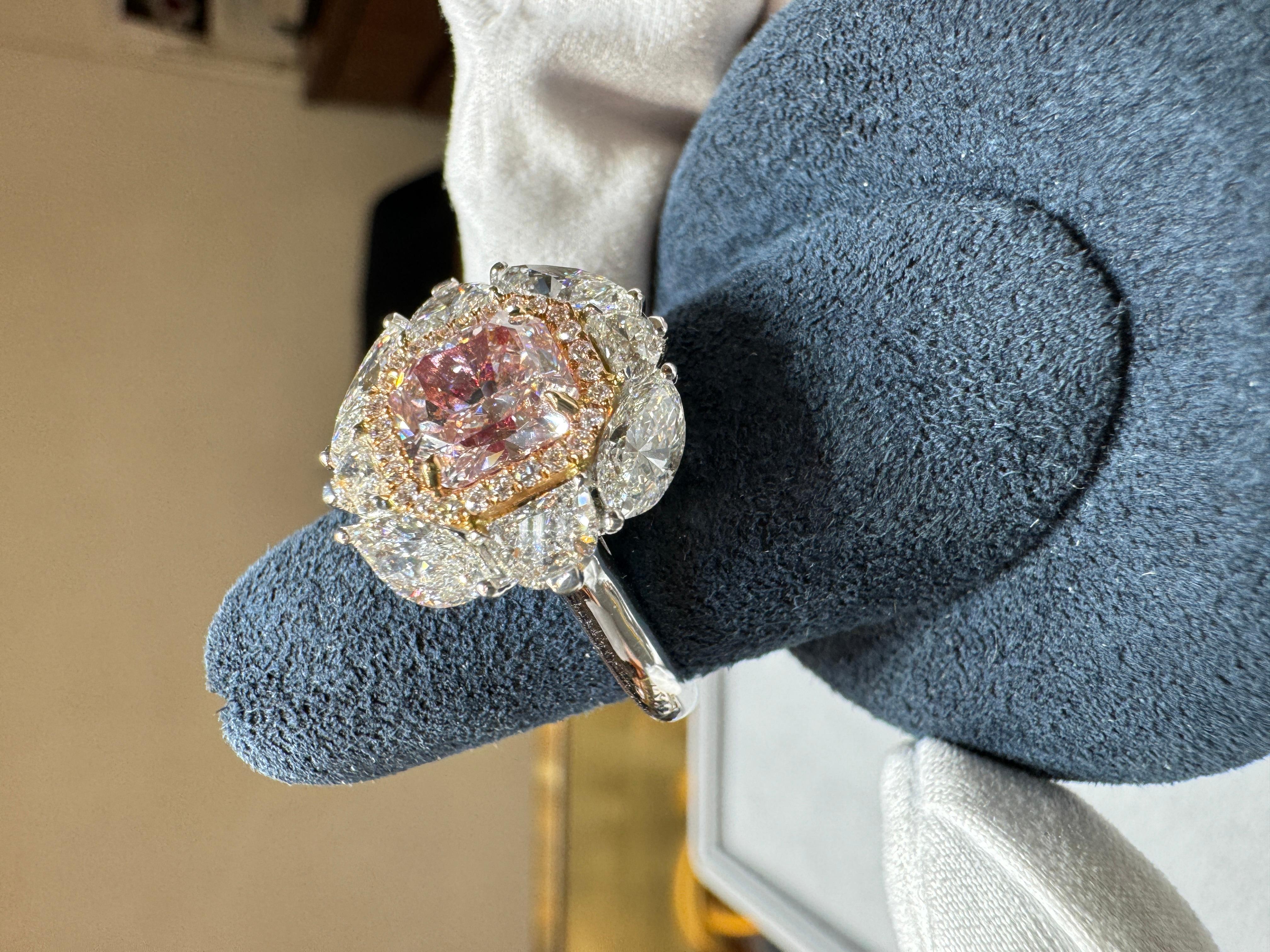 Bague de fiançailles certifiée GIA 1,69 carat Radiant Cut Fancy Brownish Pink Diamond en vente 4