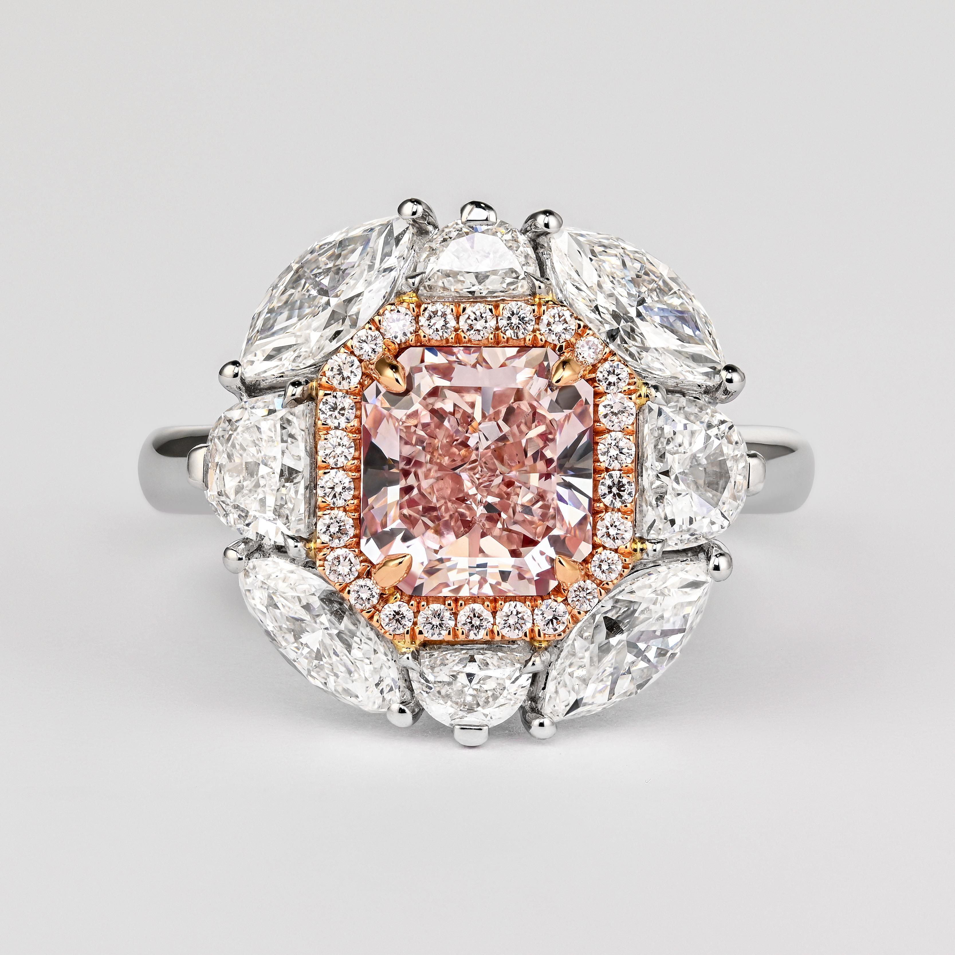 Bague de fiançailles en or blanc et rose 18 carats, certifiée GIA, composée d'un diamant radiant de 1,69 carat et d'un halo de diamants blancs de taille mixte de 2,46 carats. 

Serti d'un halo de deux diamants demi-lune pesant 0,41 carats, de