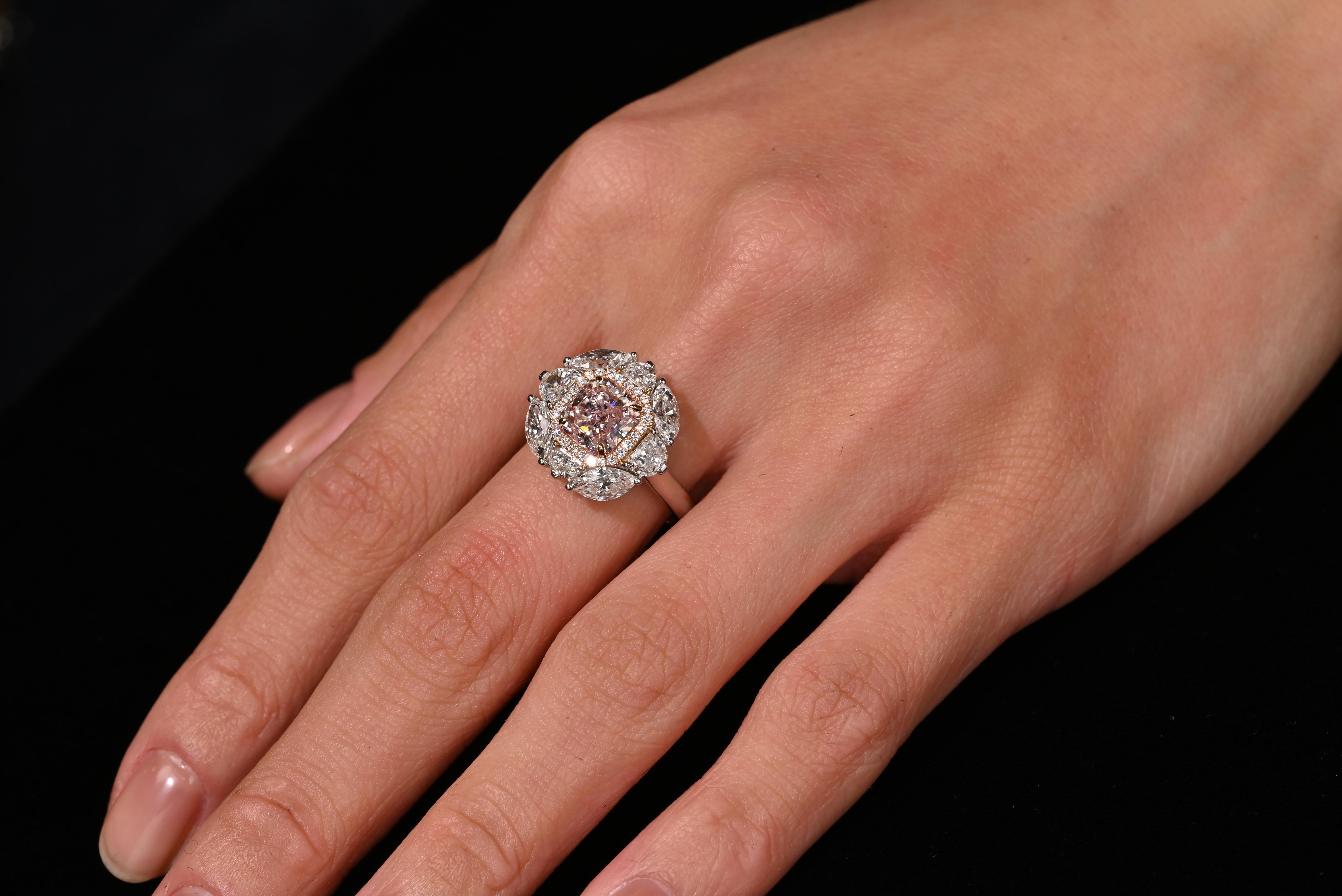 Taille radiant Bague de fiançailles certifiée GIA 1,69 carat Radiant Cut Fancy Brownish Pink Diamond en vente