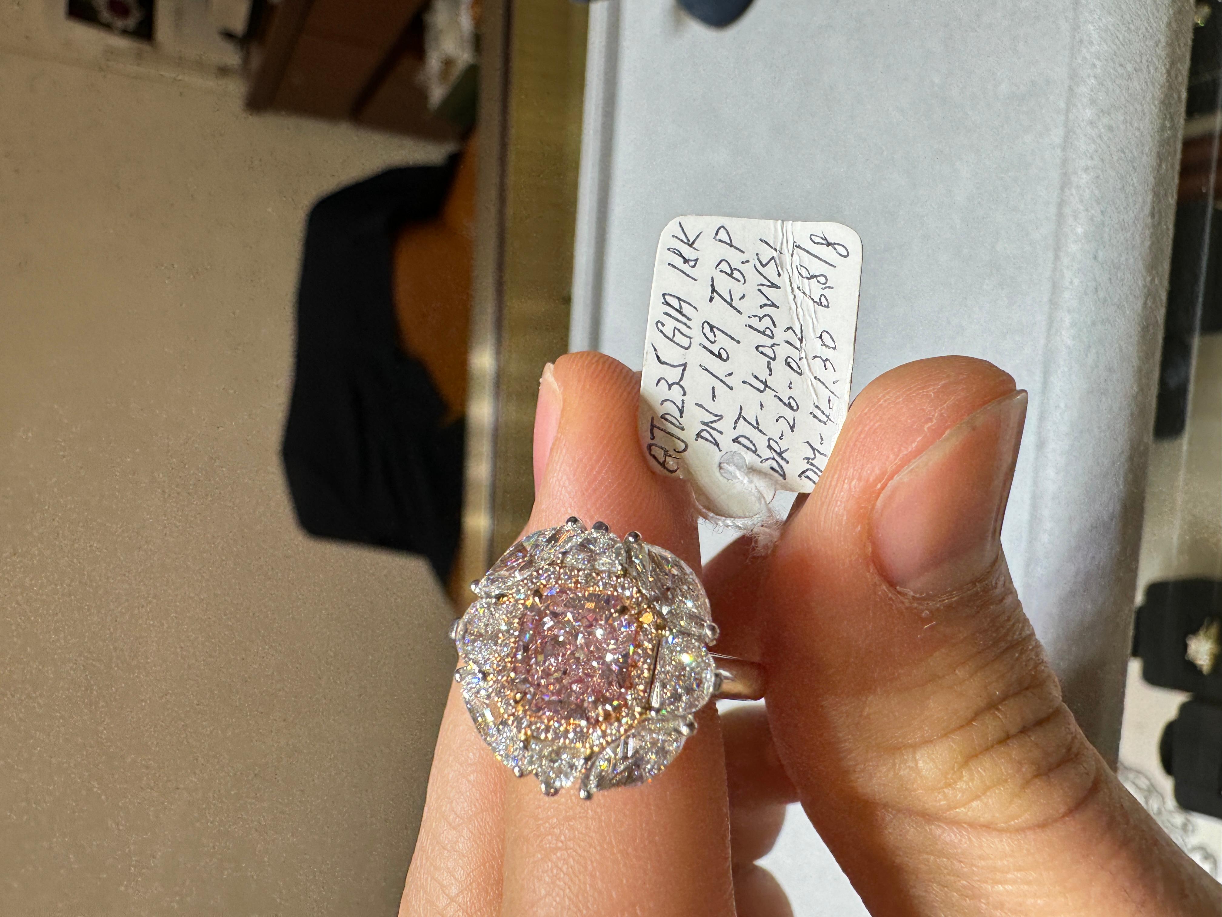 Bague de fiançailles certifiée GIA 1,69 carat Radiant Cut Fancy Brownish Pink Diamond en vente 2