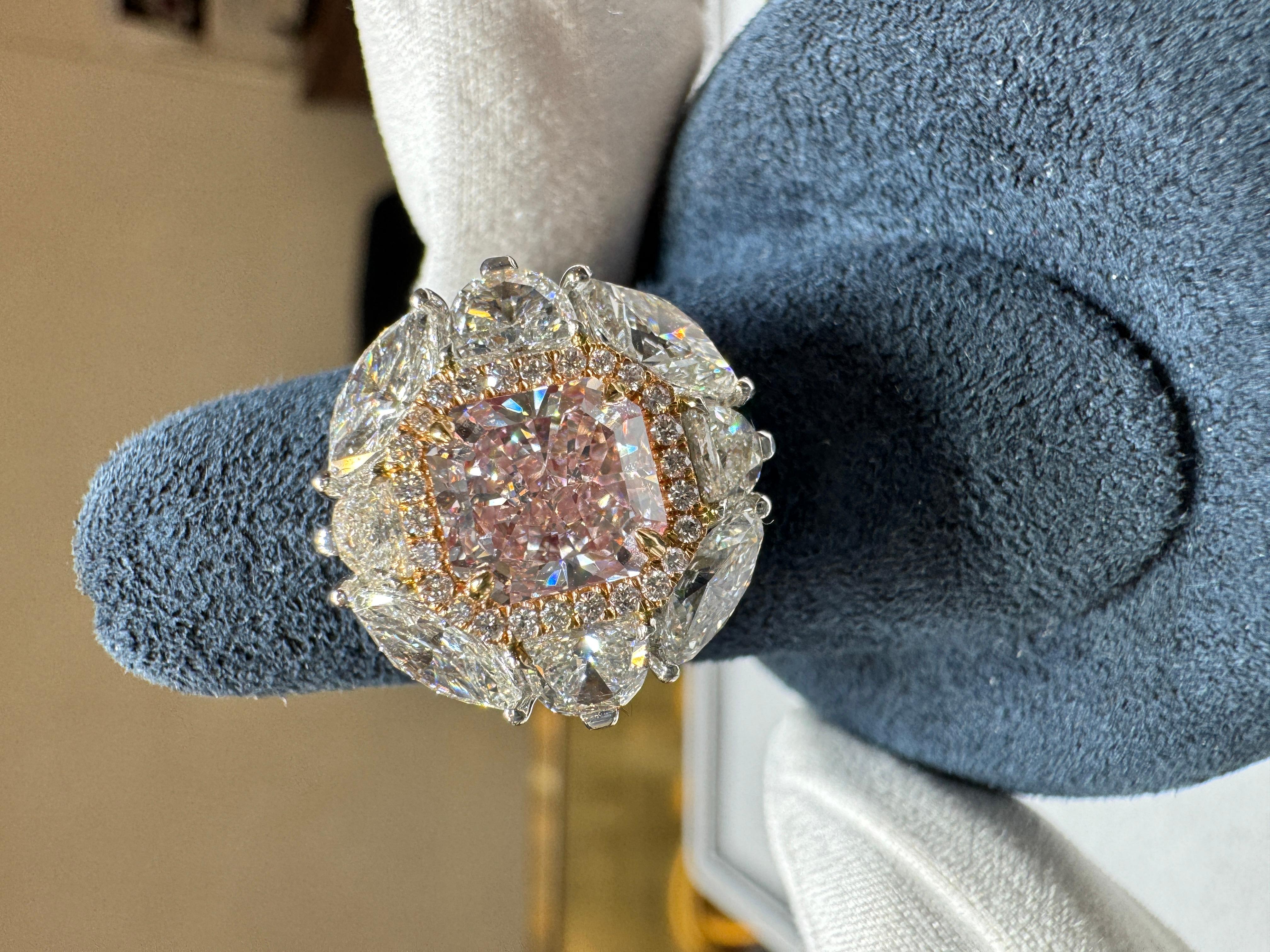 Bague de fiançailles certifiée GIA 1,69 carat Radiant Cut Fancy Brownish Pink Diamond en vente 3