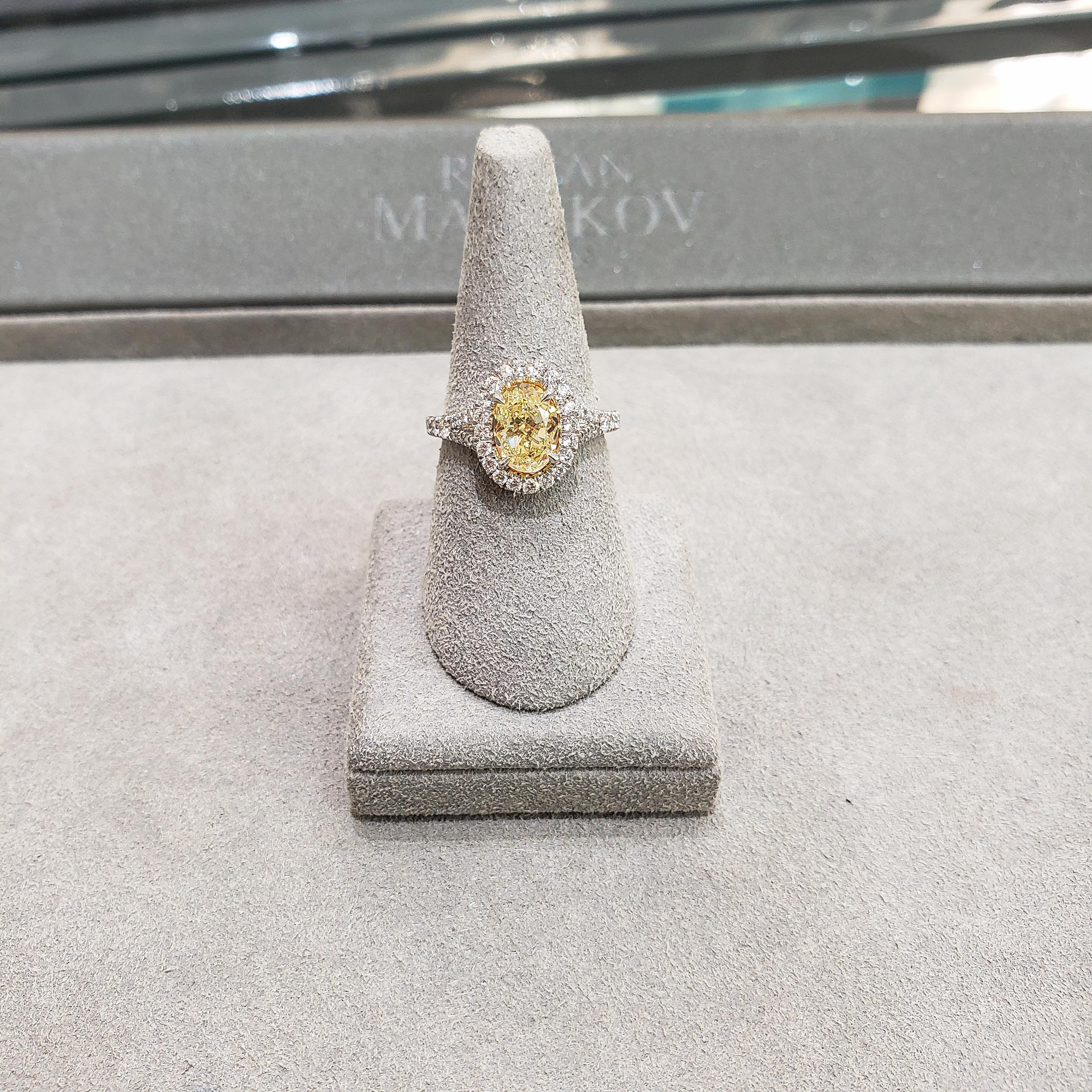 Bague de fiançailles halo de diamants jaunes élégants de taille ovale de 1,69 carat certifiés GIA  Neuf - En vente à New York, NY