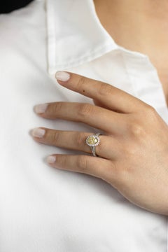 Bague de fiançailles Pavé Halo de diamants jaunes de taille ovale de 1,69 carats certifiée GIA