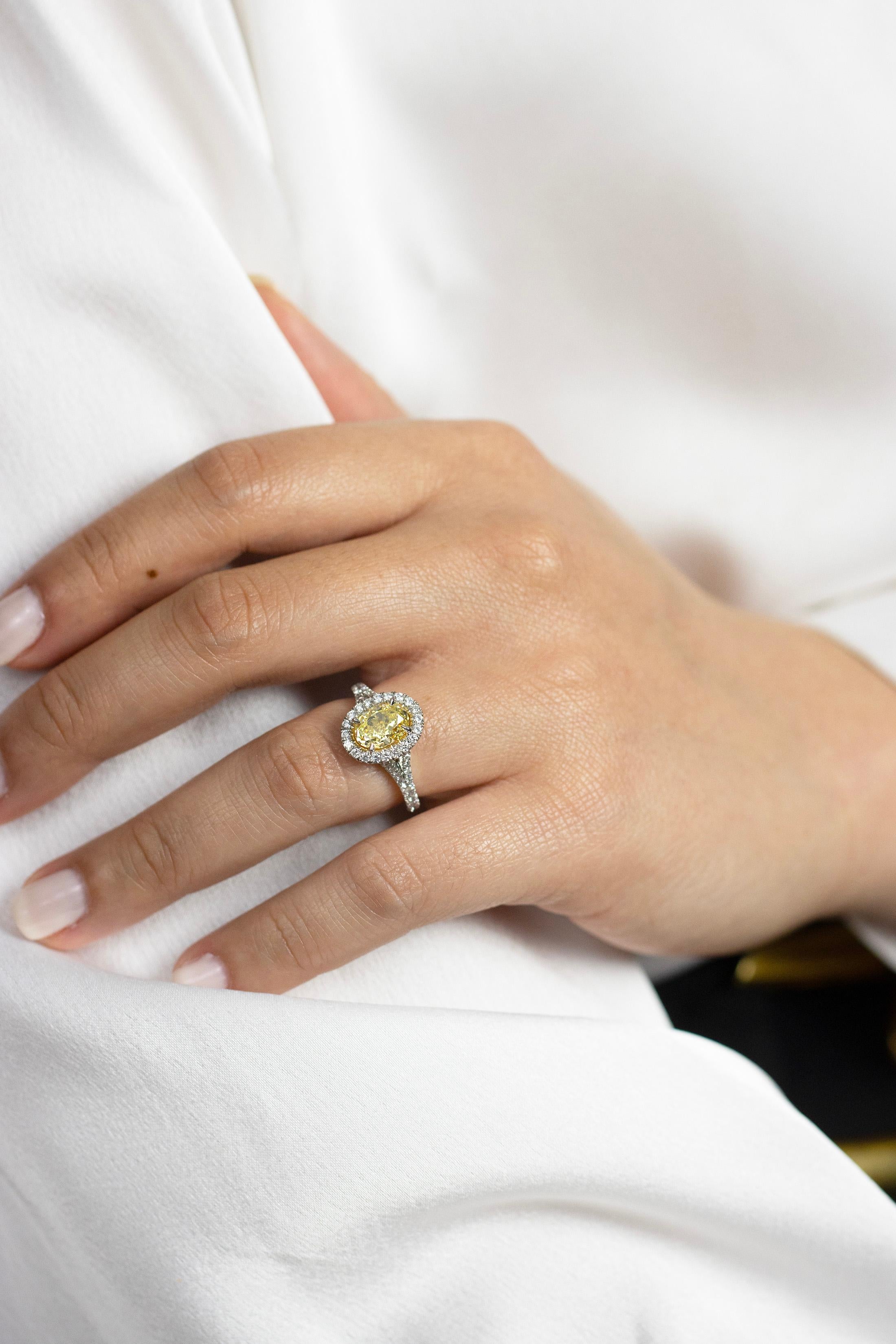 Contemporain Bague de fiançailles halo de diamants jaunes élégants de taille ovale de 1,69 carat certifiés GIA  en vente