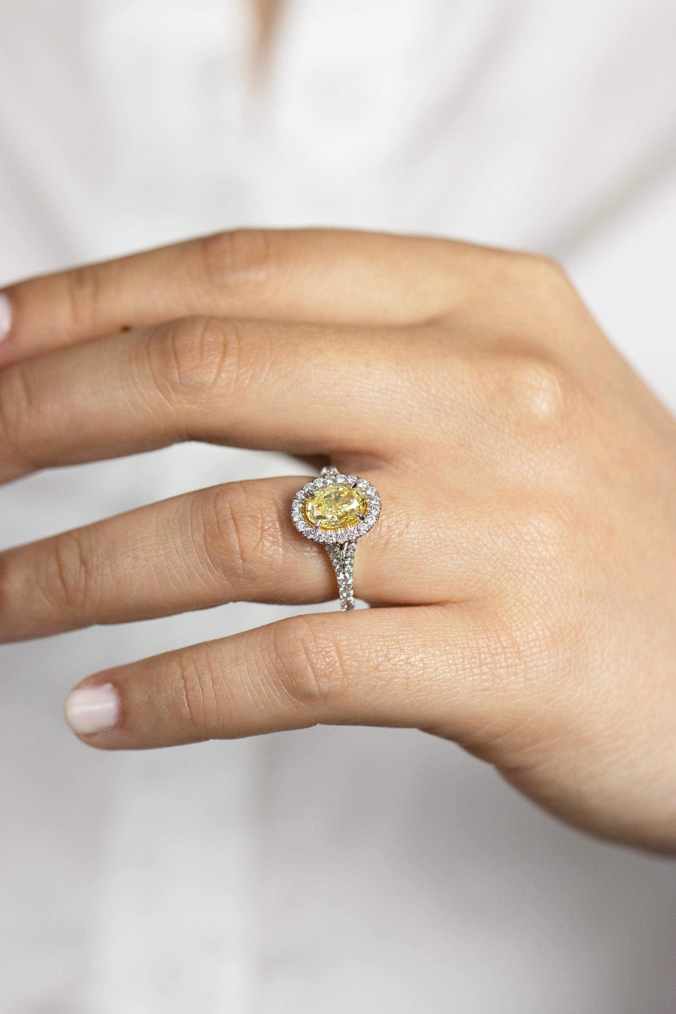 Taille ovale Bague de fiançailles halo de diamants jaunes élégants de taille ovale de 1,69 carat certifiés GIA  en vente